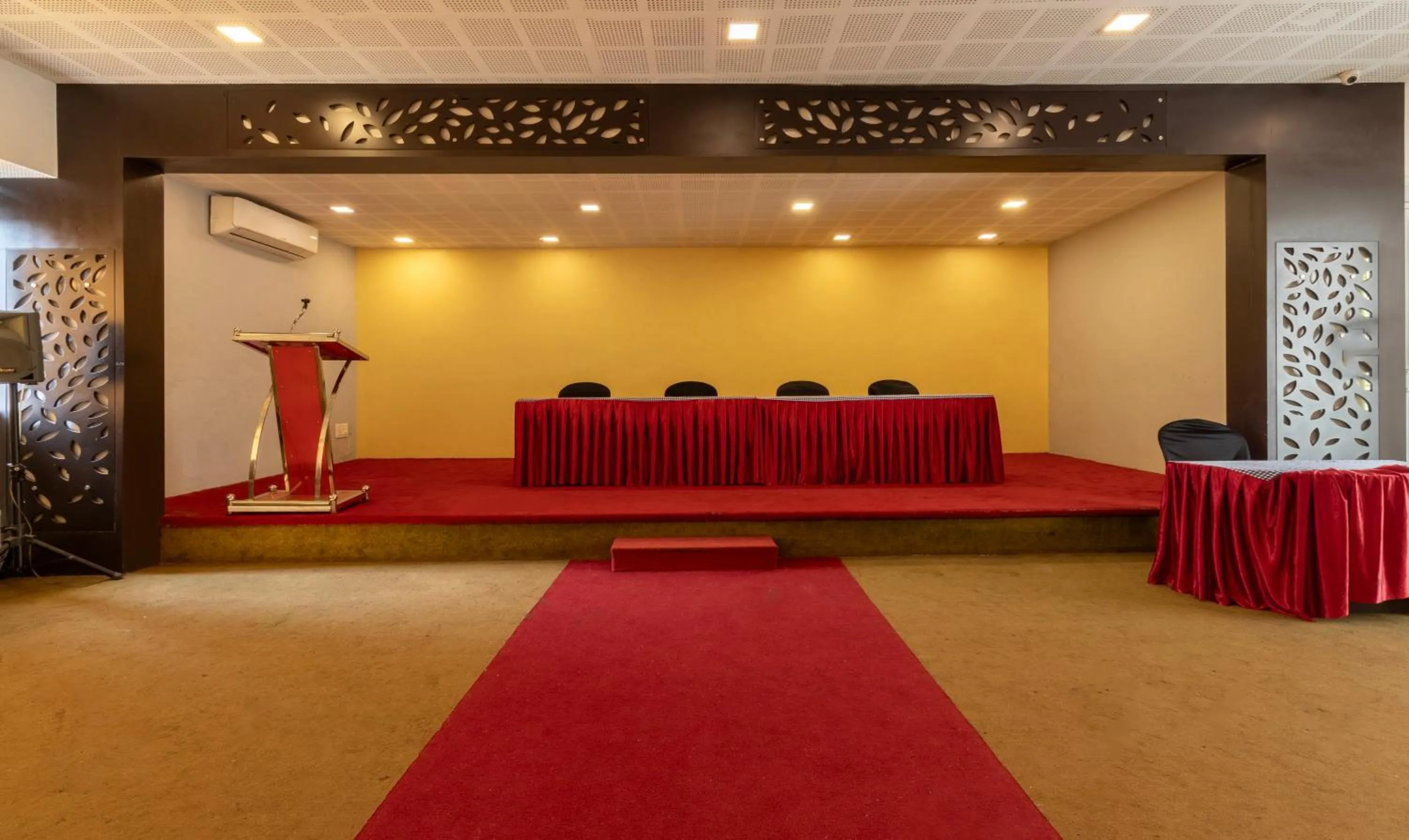 Banquet/Function facilities in Treebo Grand Canyon By D2V