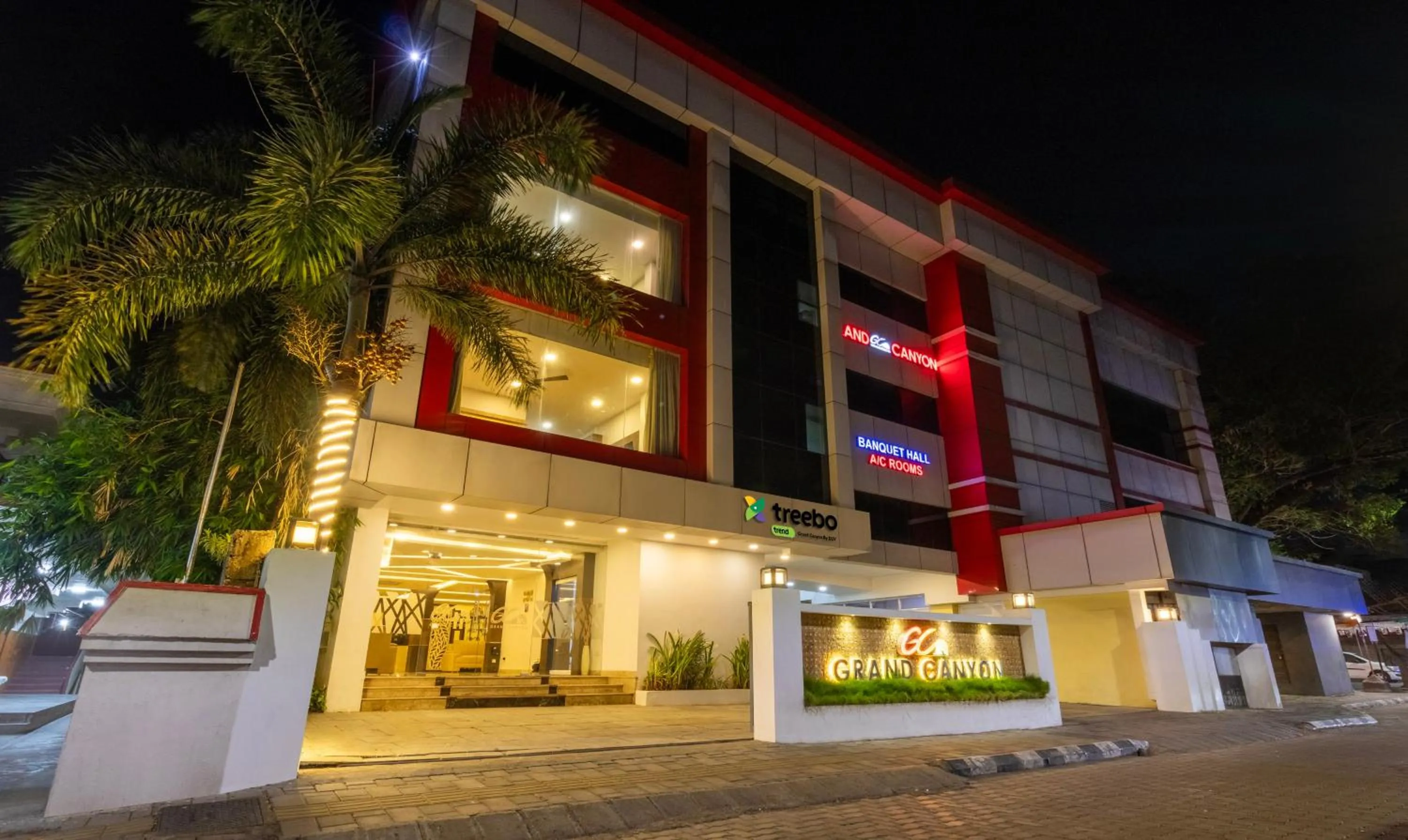 Facade/entrance in Treebo Grand Canyon By D2V