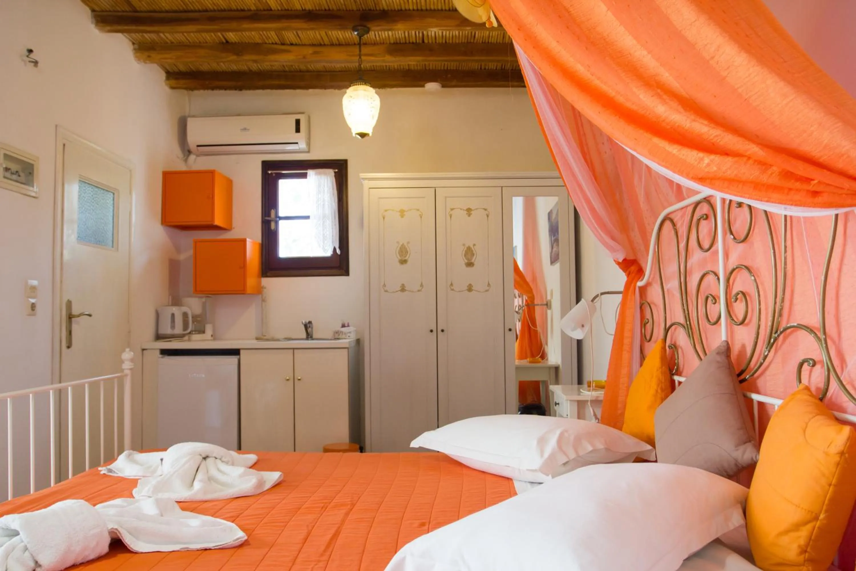 Kitchen or kitchenette, Bed in Villa Mantalena