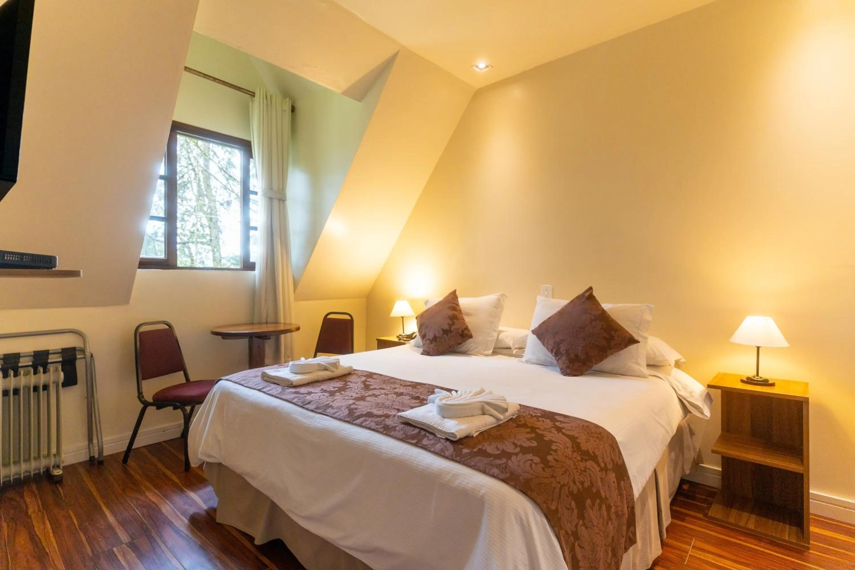 Bedroom, Bed in Pousada La Toscana Campos do Jordão