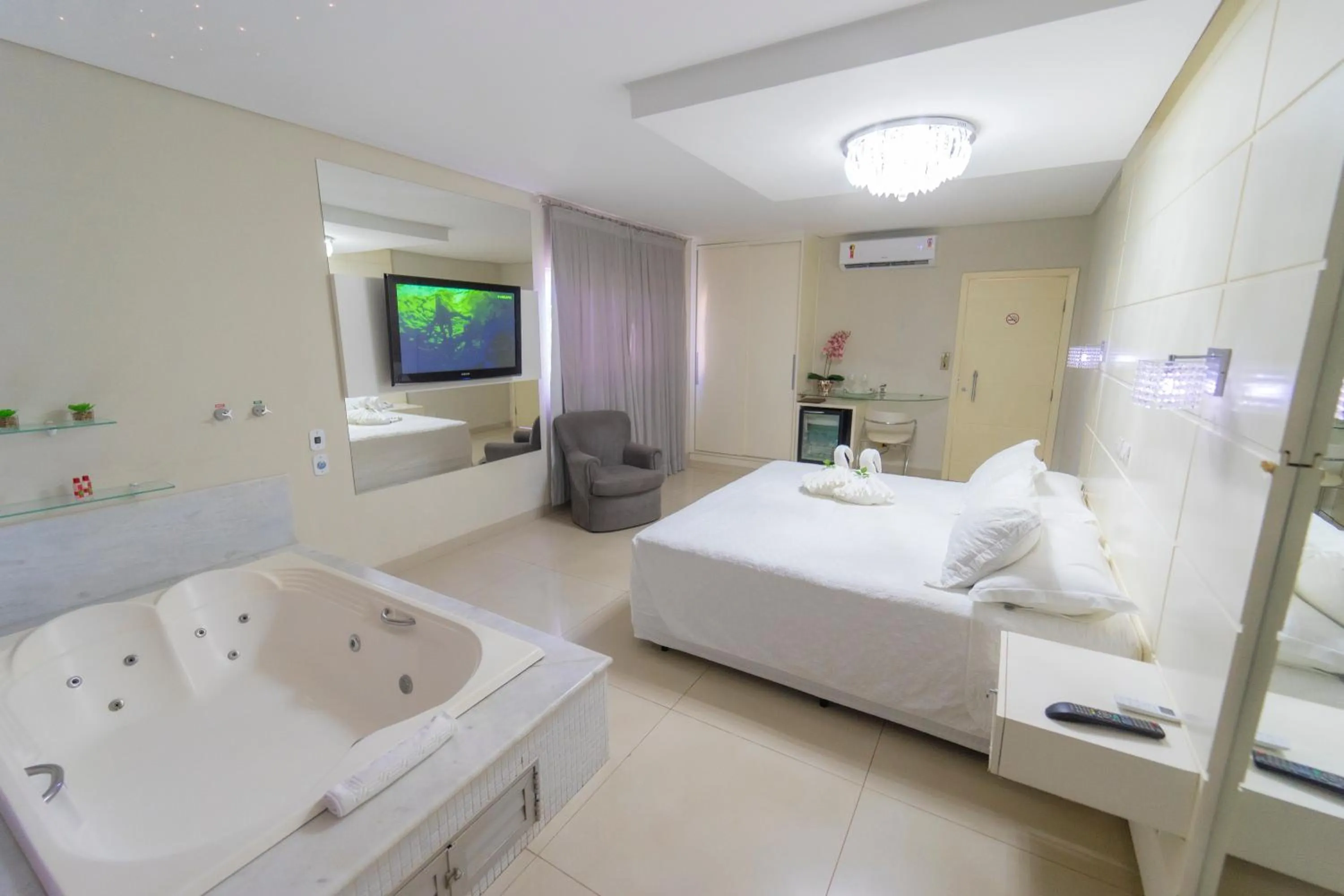 Hot Tub, Bed in Marruá Hotel