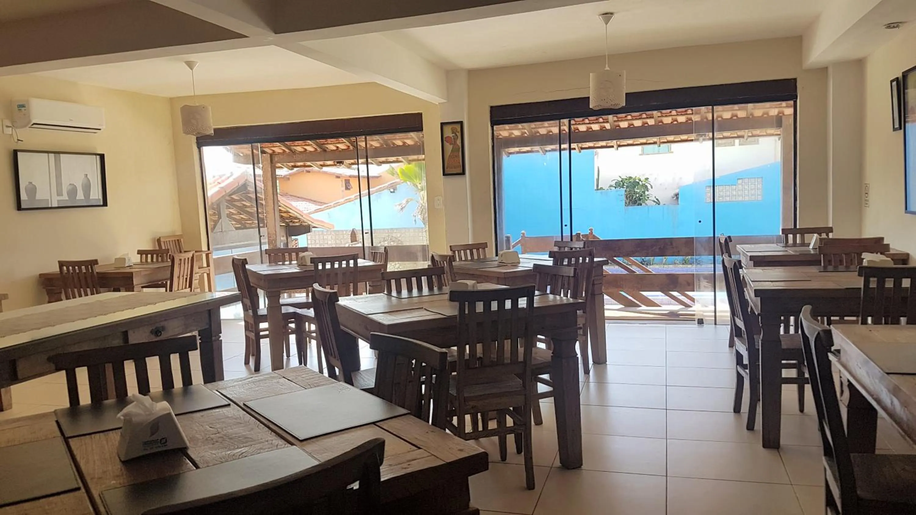 Restaurant/places to eat in Pousada do Albatroz
