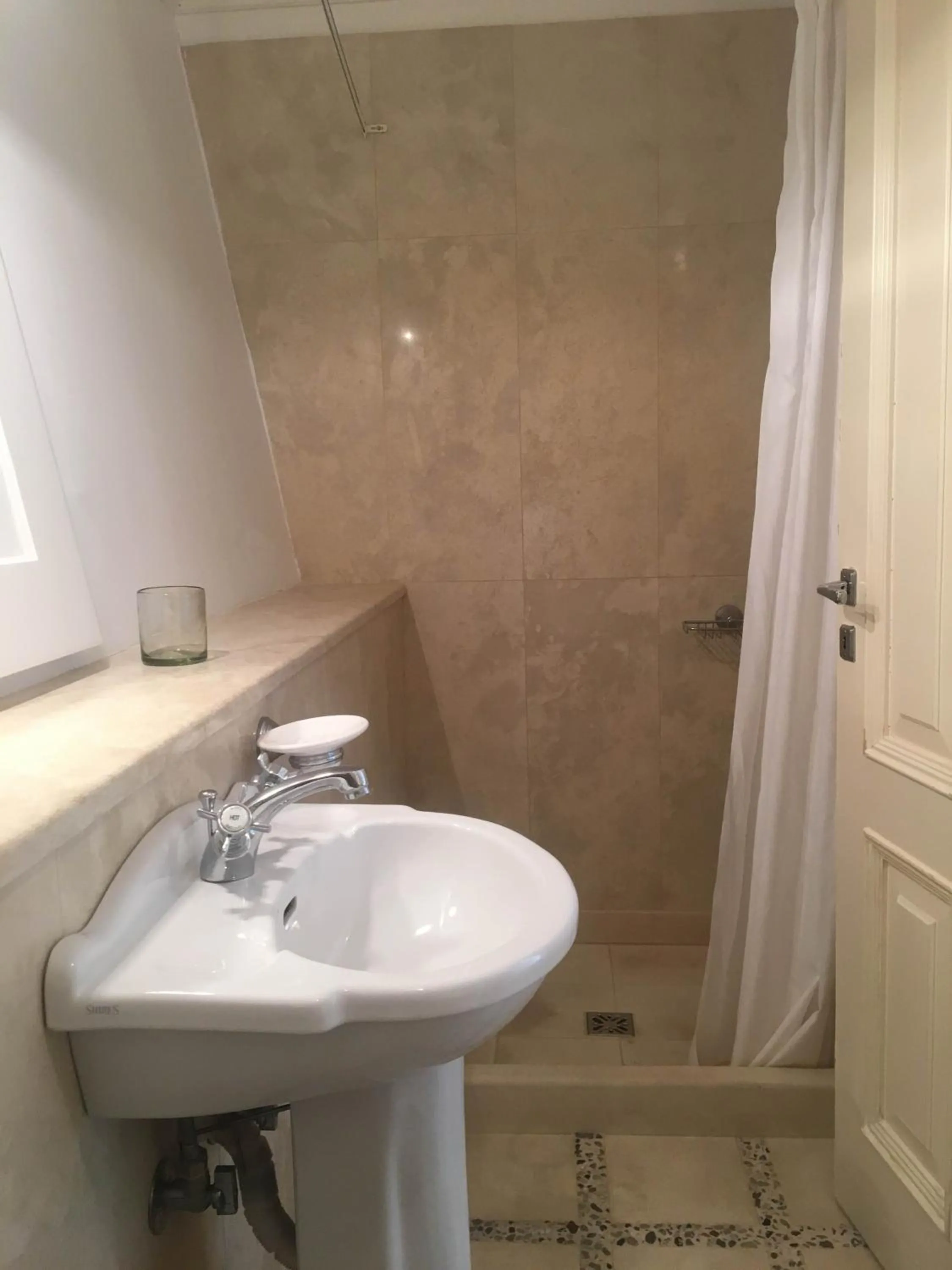 Shower in Perantzada Hotel 1811