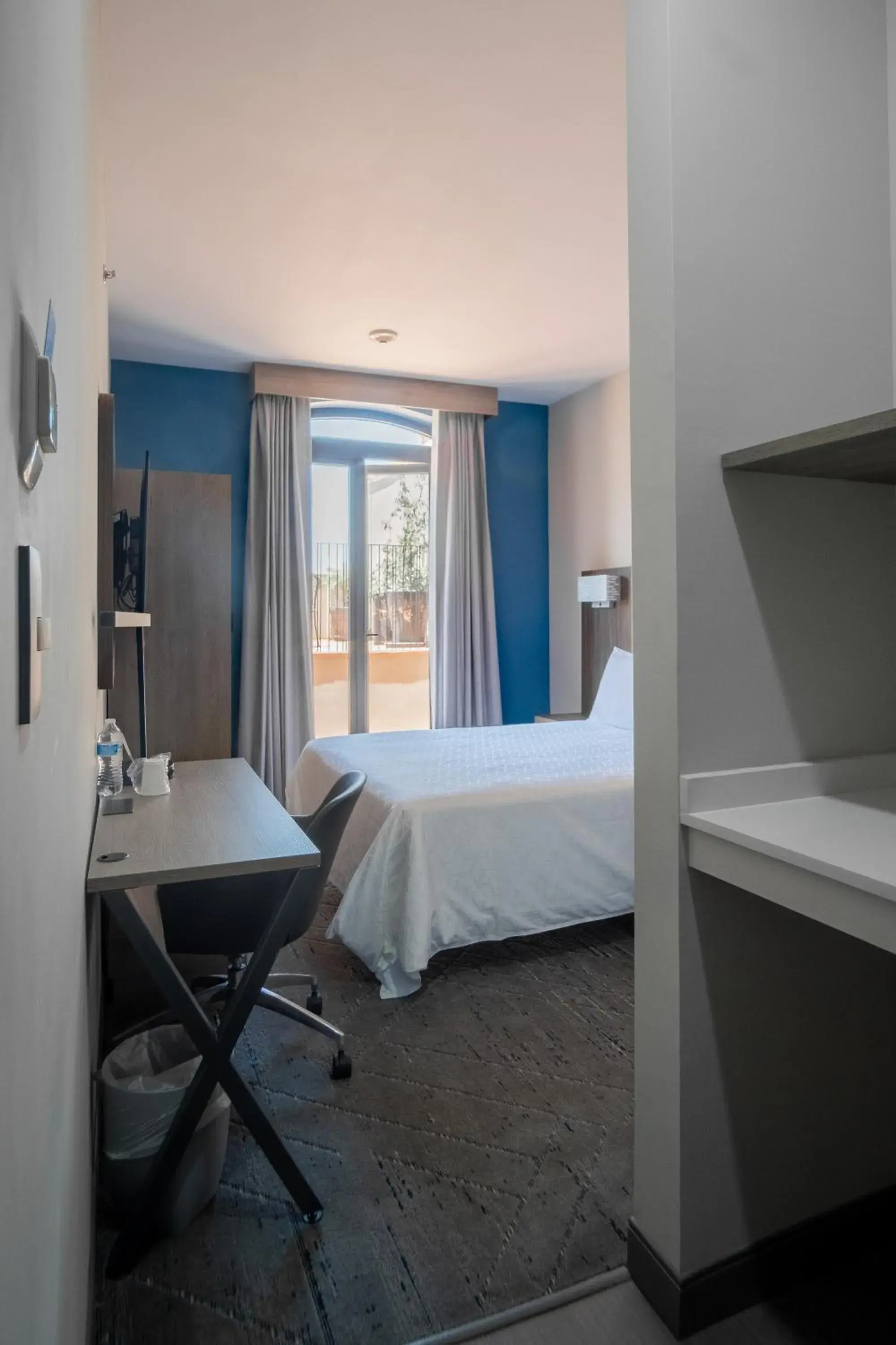 Photo of the whole room, Bed in Holiday Inn Express Morelia Centro Historico Photo of the whole room, Bed in Holiday Inn Express Morelia Centro Historico