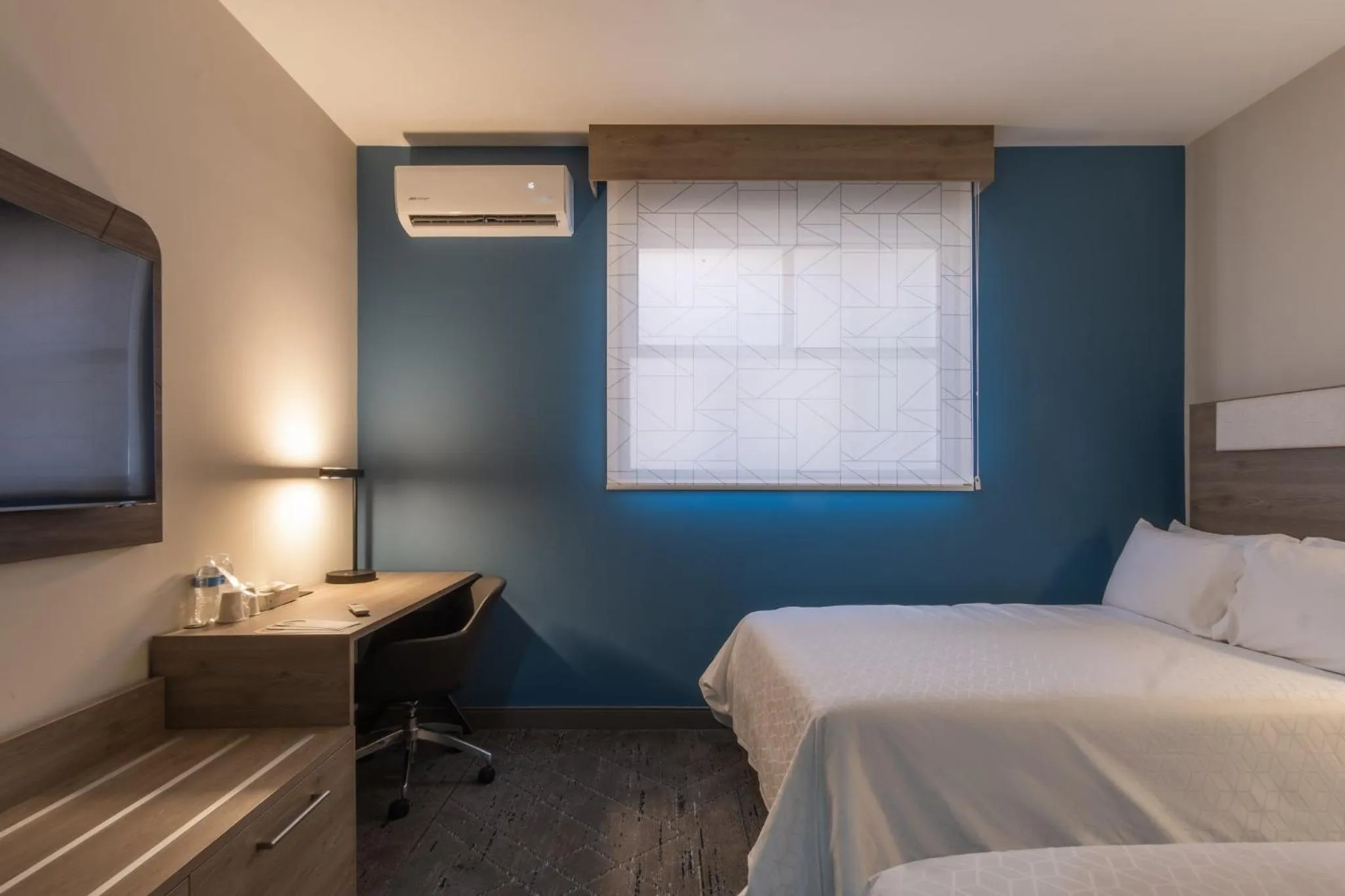 Photo of the whole room, Bed in Holiday Inn Express Morelia Centro Historico