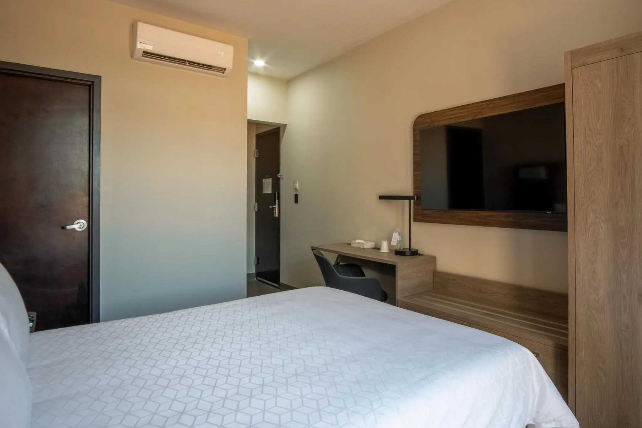 Photo of the whole room, Bed in Holiday Inn Express Morelia Centro Historico