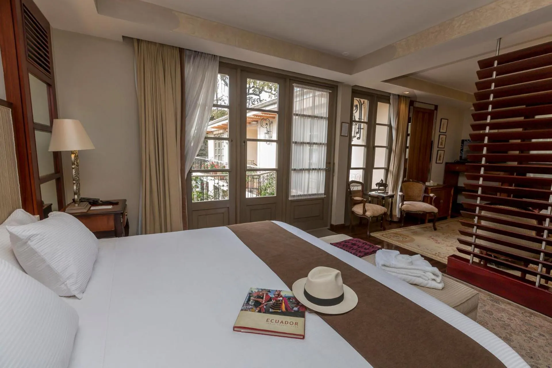 Photo of the whole room, Bed in Mansion Alcazar