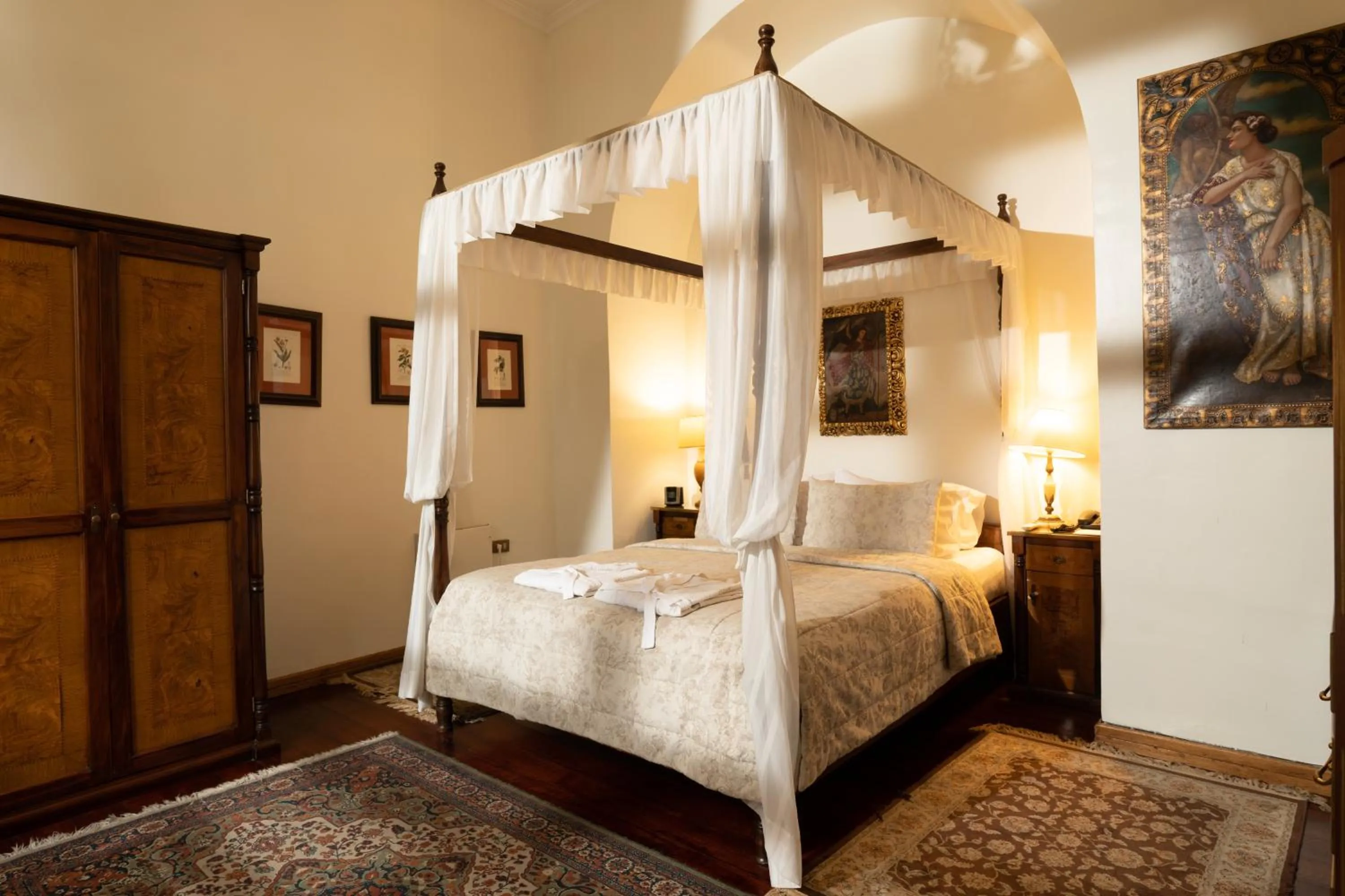Photo of the whole room, Bed in Mansion Alcazar