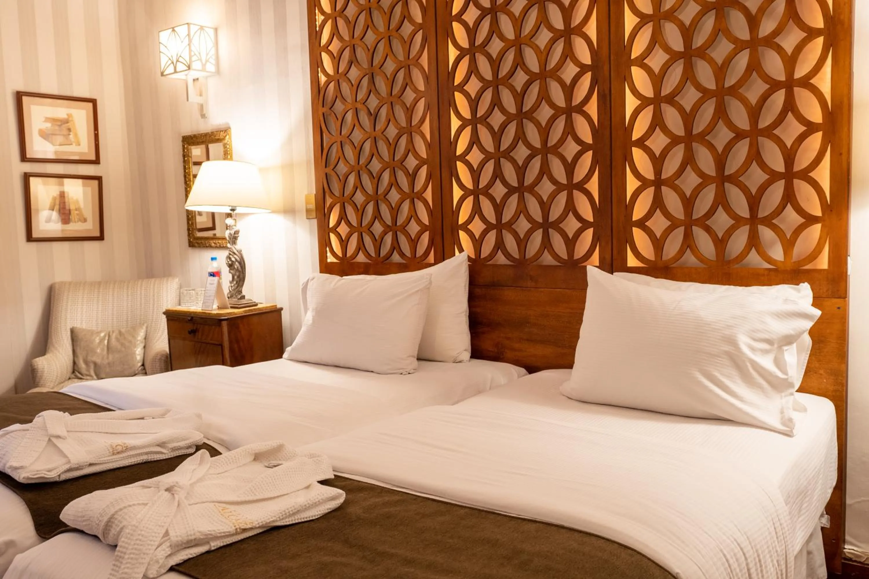 Photo of the whole room, Bed in Mansion Alcazar