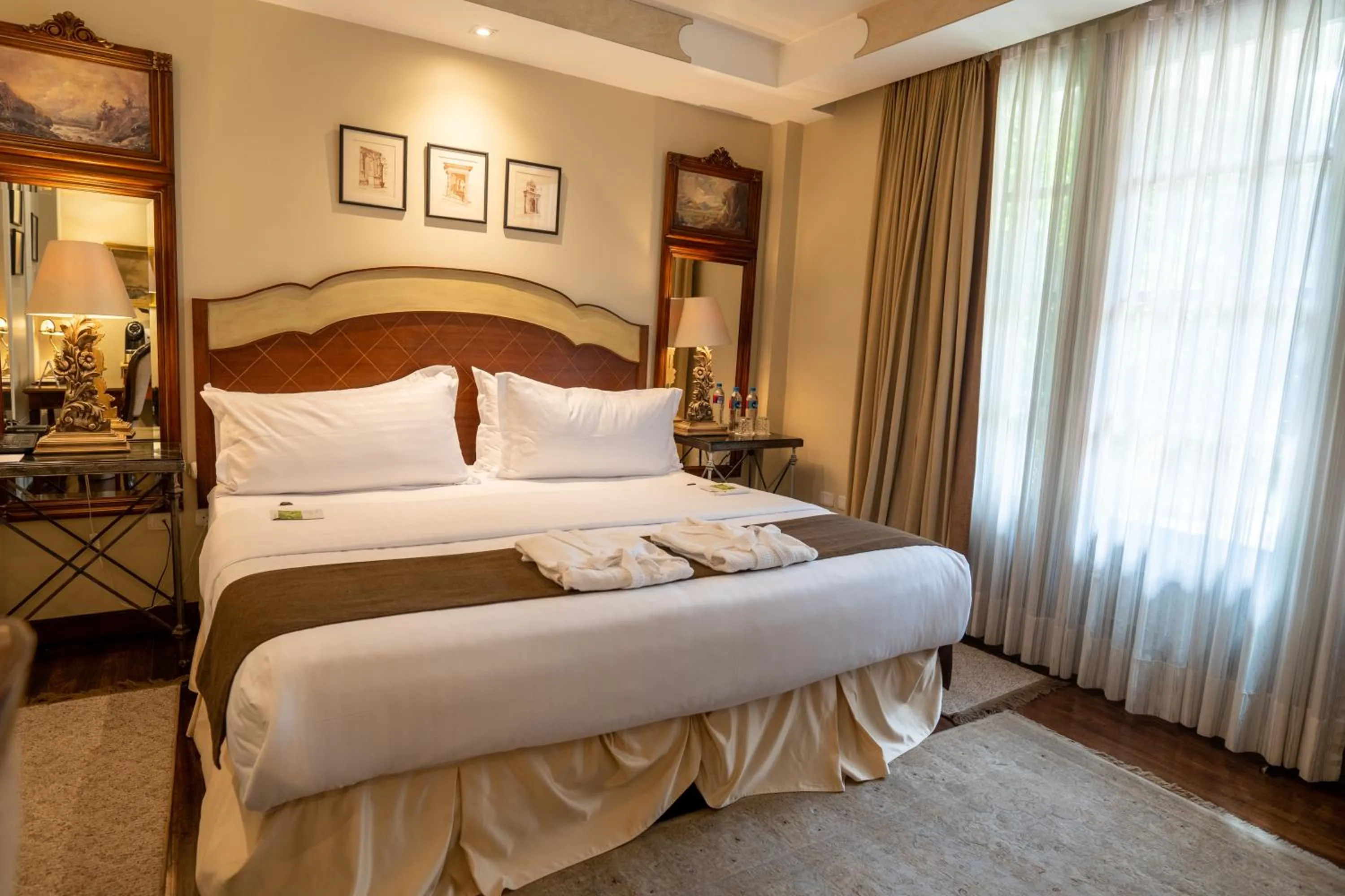 Photo of the whole room, Bed in Mansion Alcazar