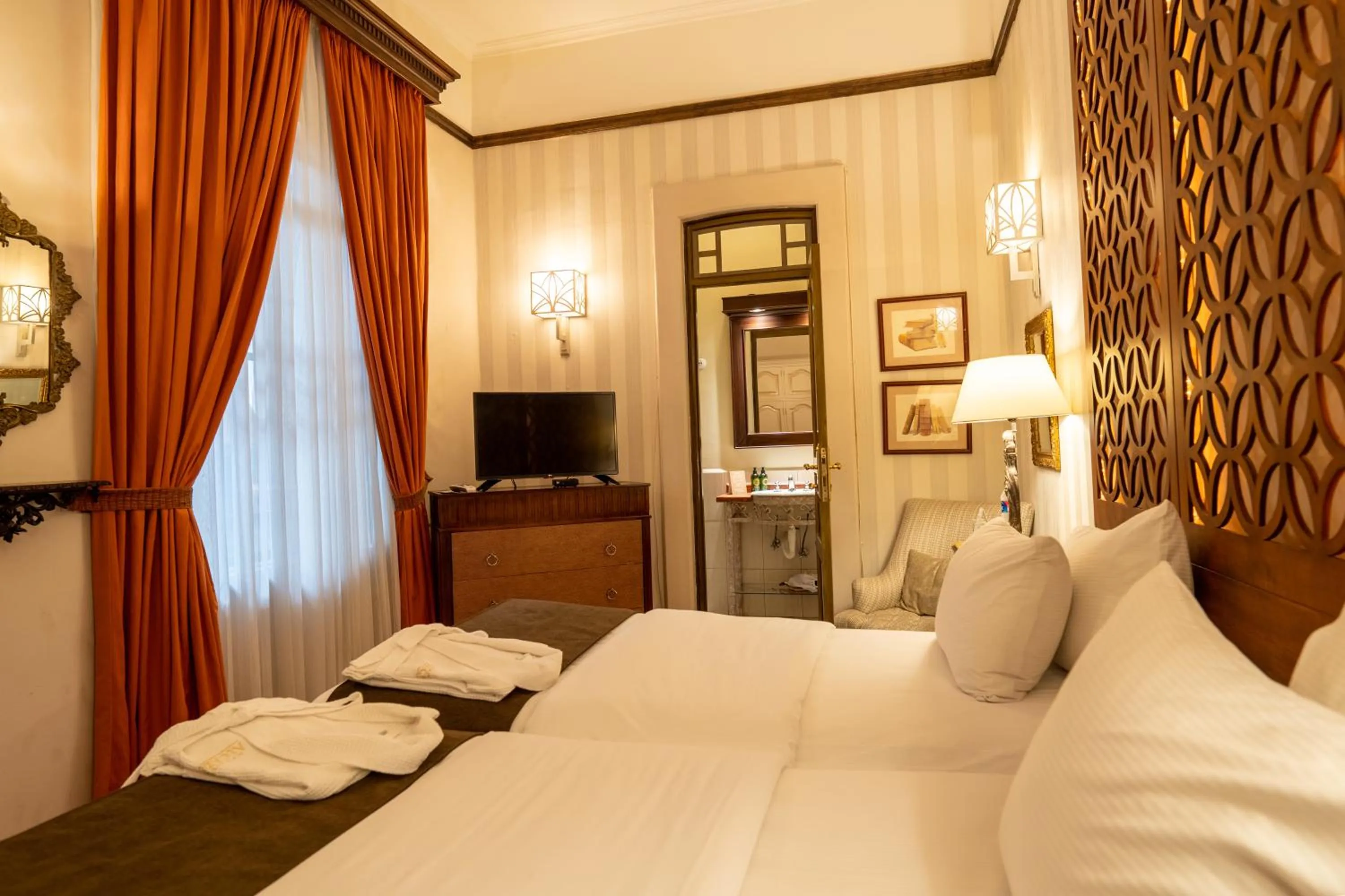 Photo of the whole room, Bed in Mansion Alcazar