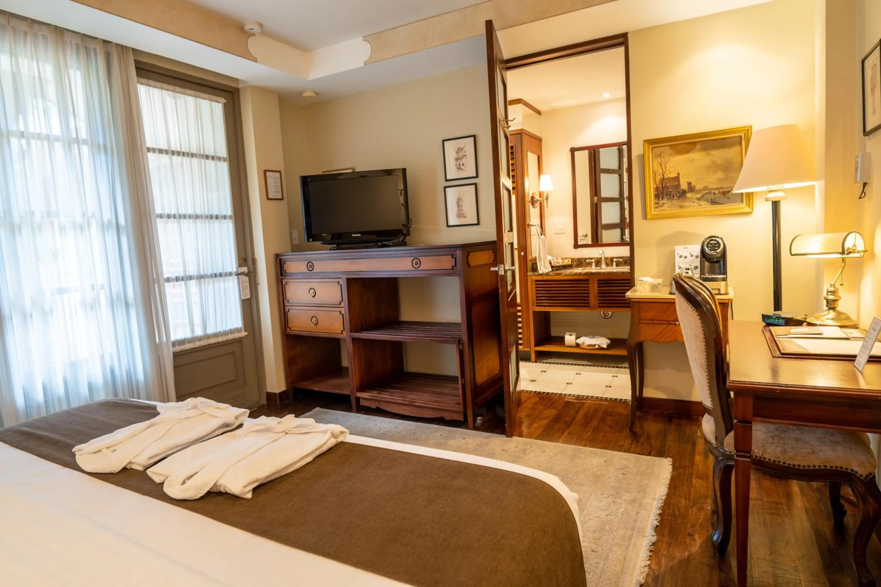 Photo of the whole room, Bed in Mansion Alcazar