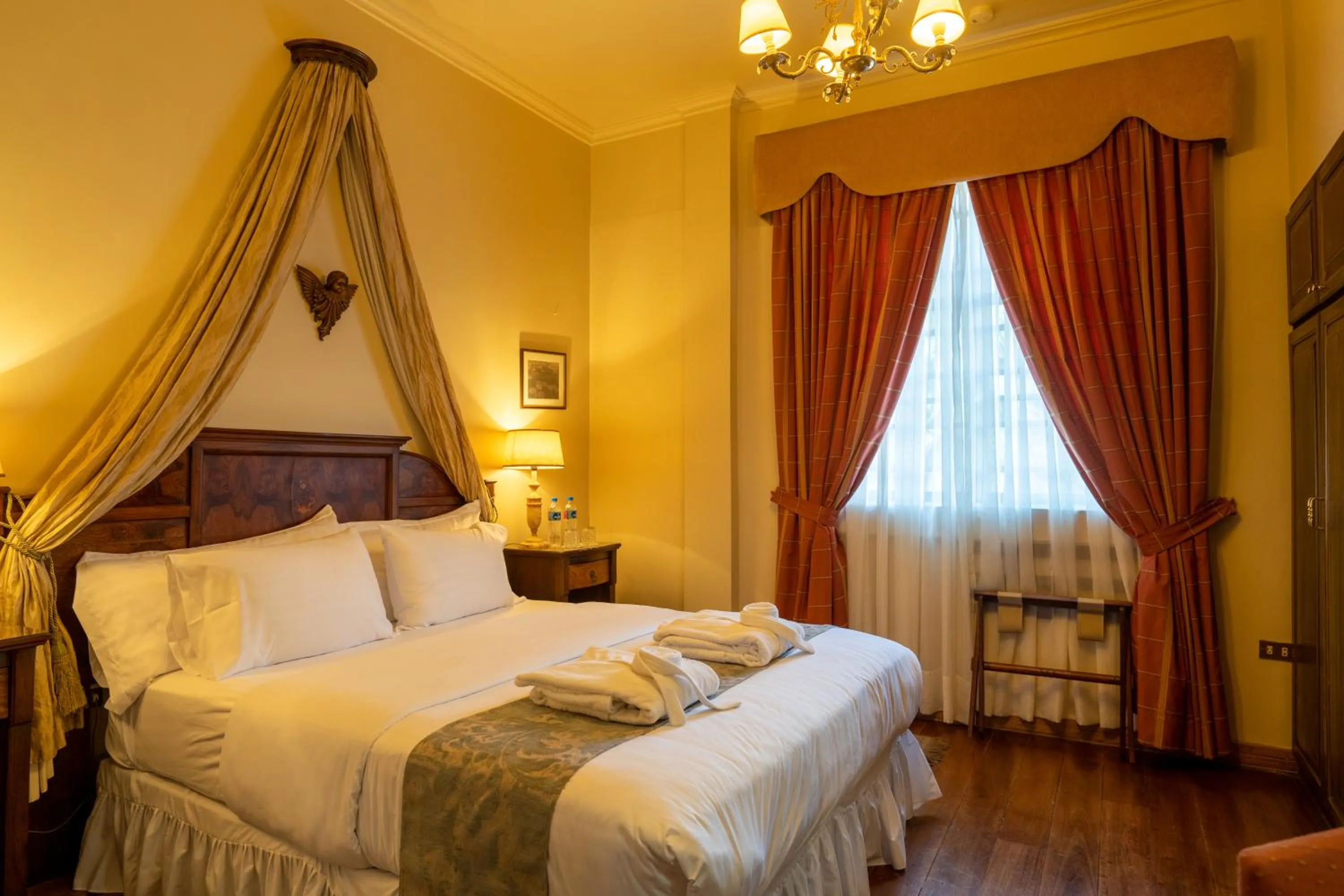 Bedroom, Bed in Mansion Alcazar