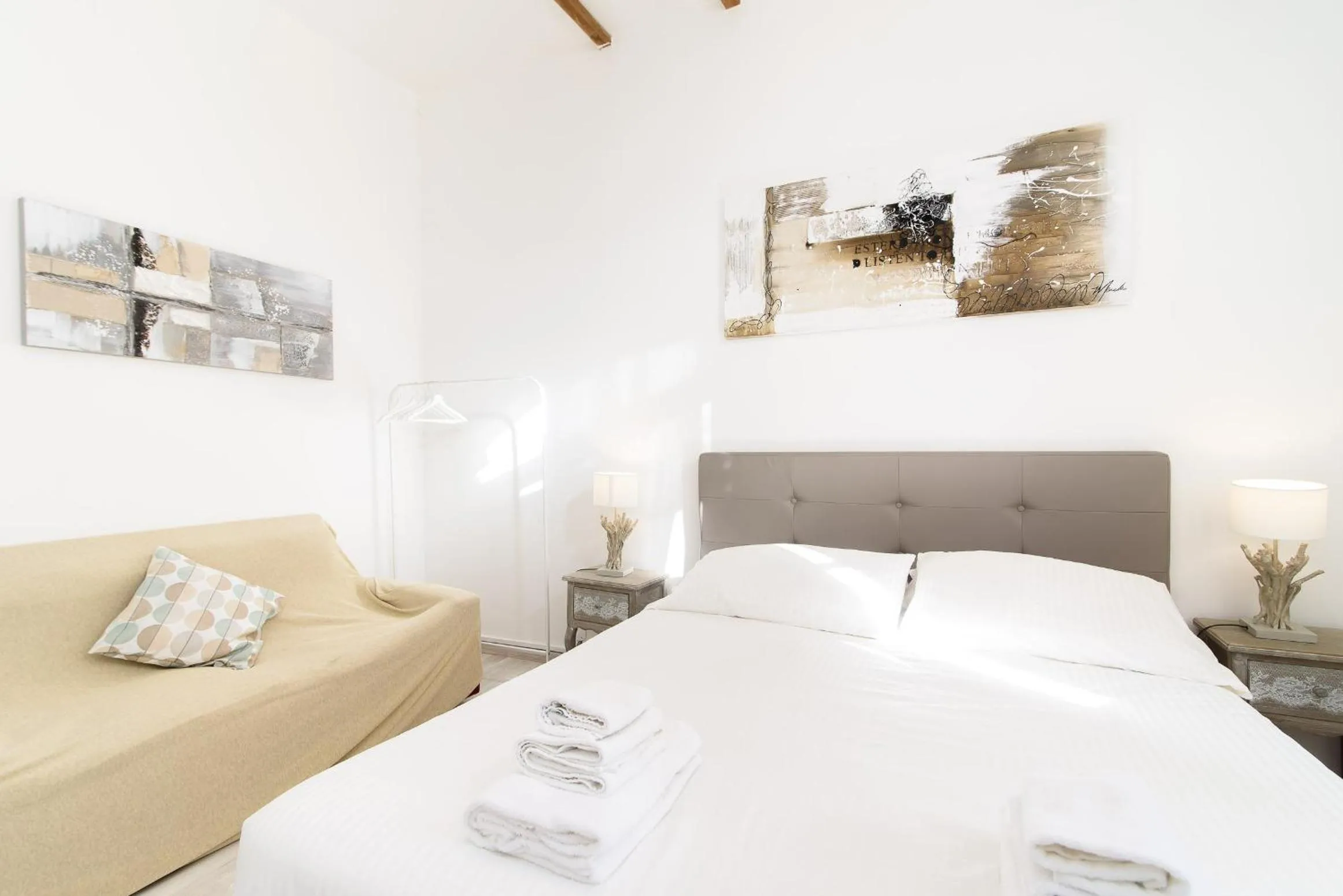 Bed in White terrace apartment navona