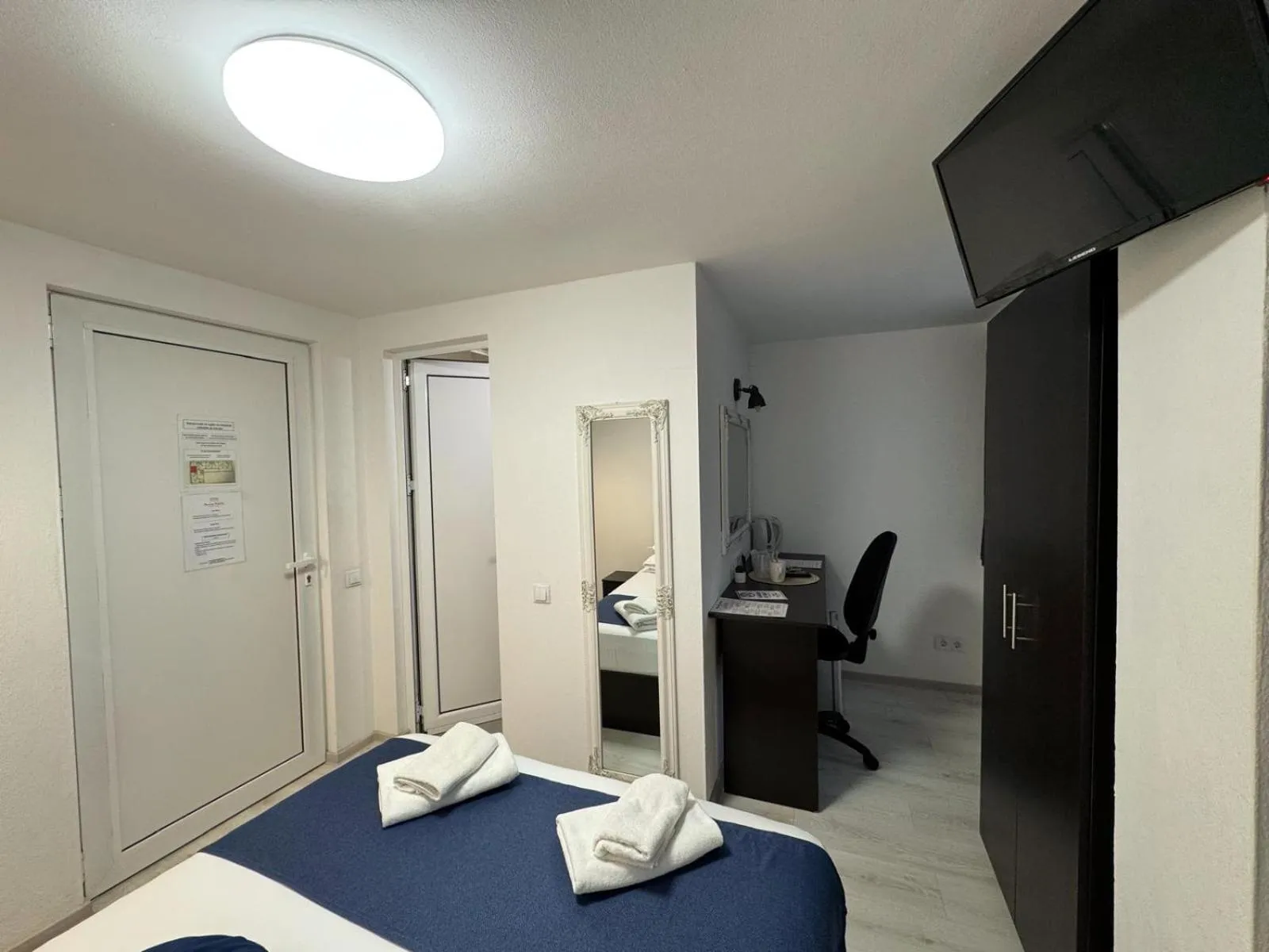 Bed in Pensiunea Pictorilor