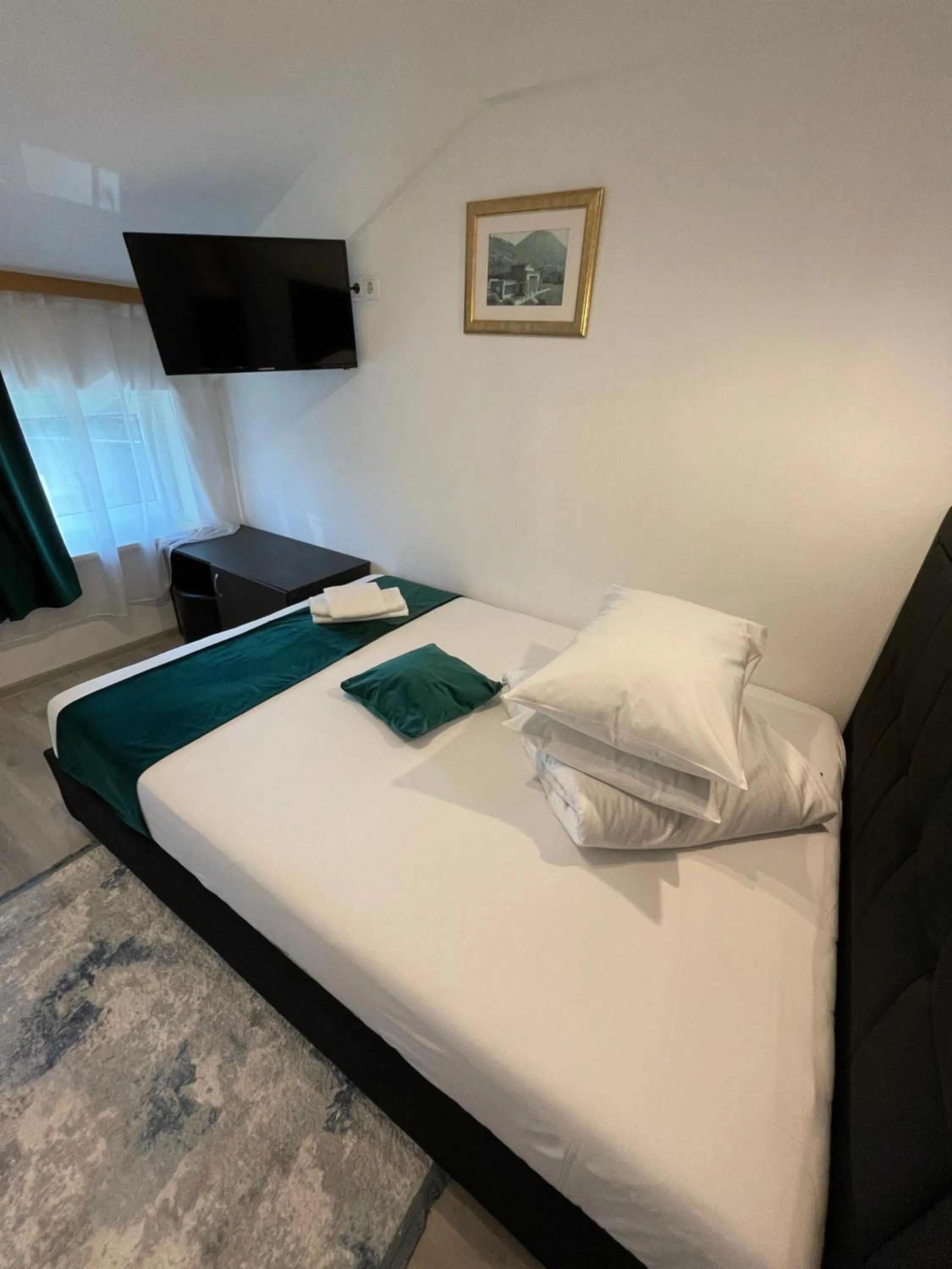 Bed in Pensiunea Pictorilor