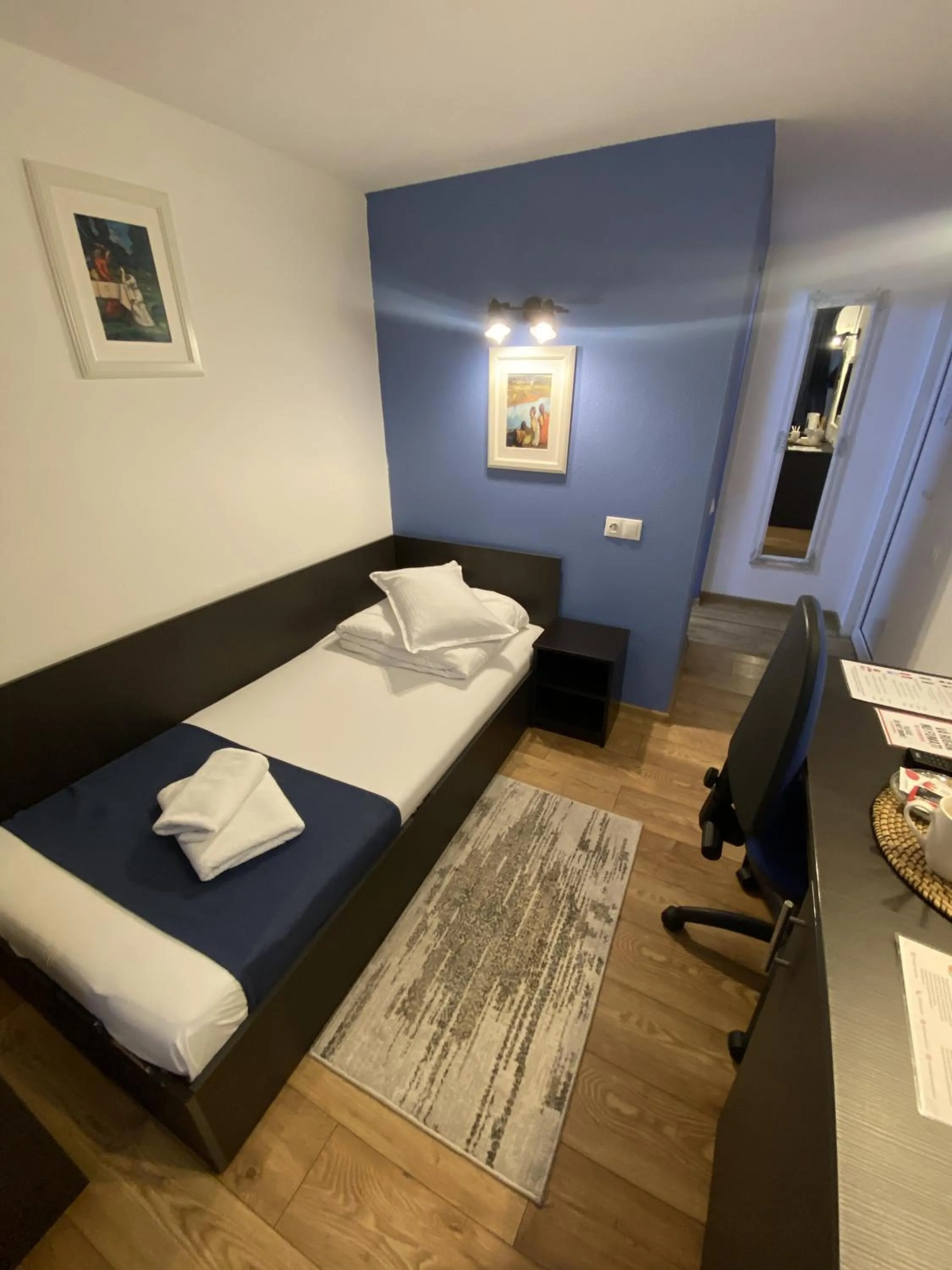 TV and multimedia, Bed in Pensiunea Pictorilor