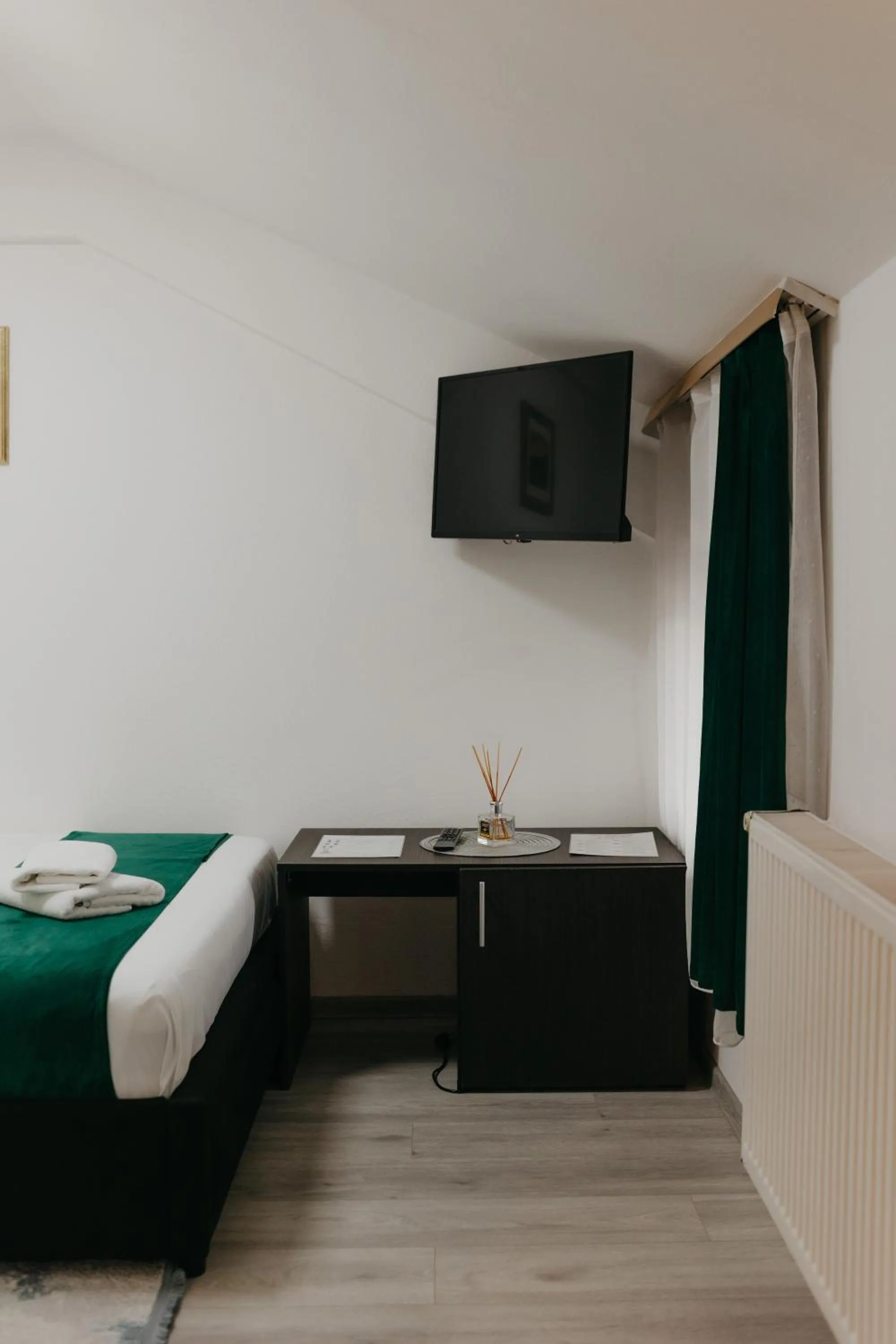 Photo of the whole room, Bed in Pensiunea Pictorilor