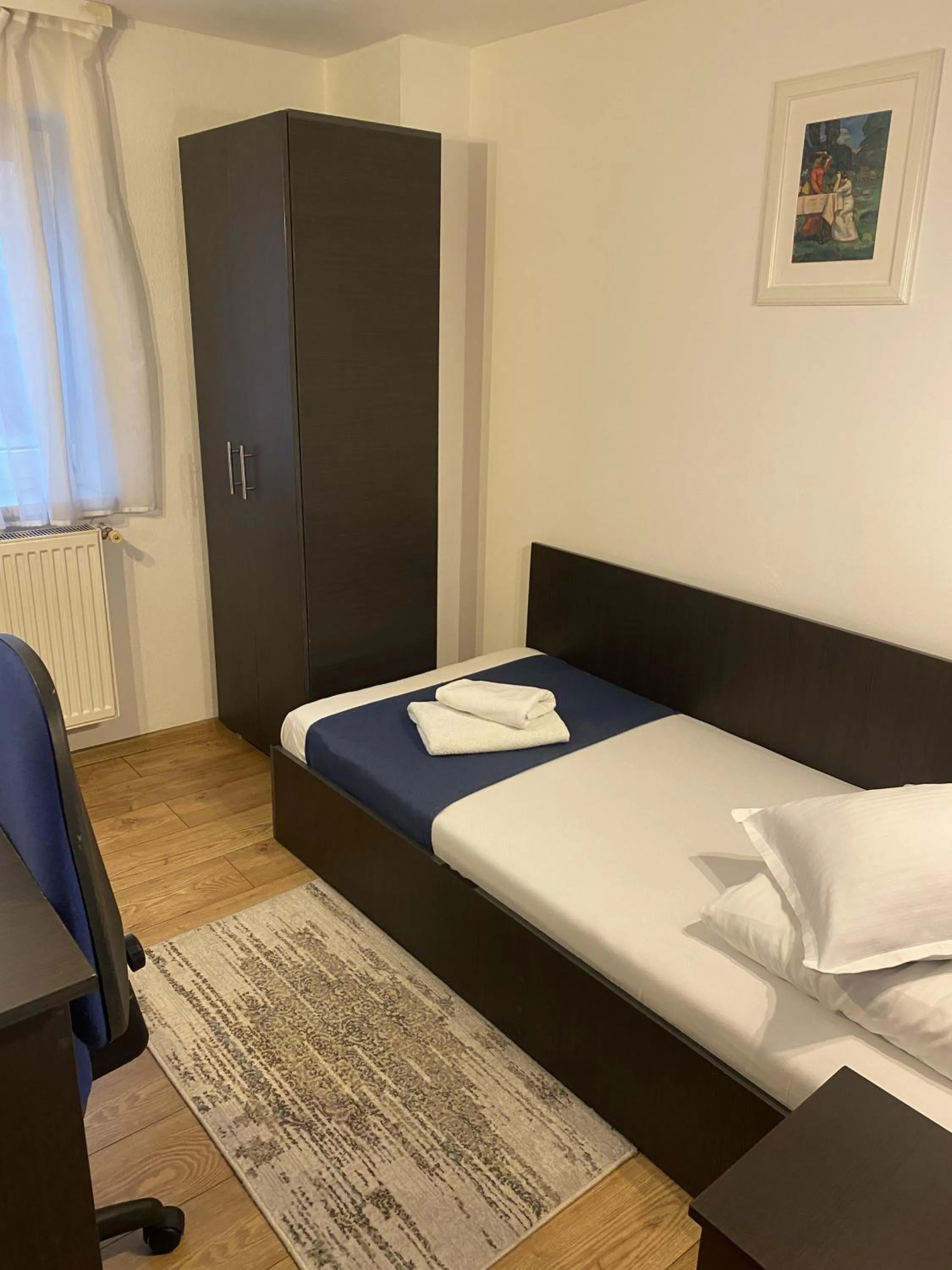 Photo of the whole room, Bed in Pensiunea Pictorilor