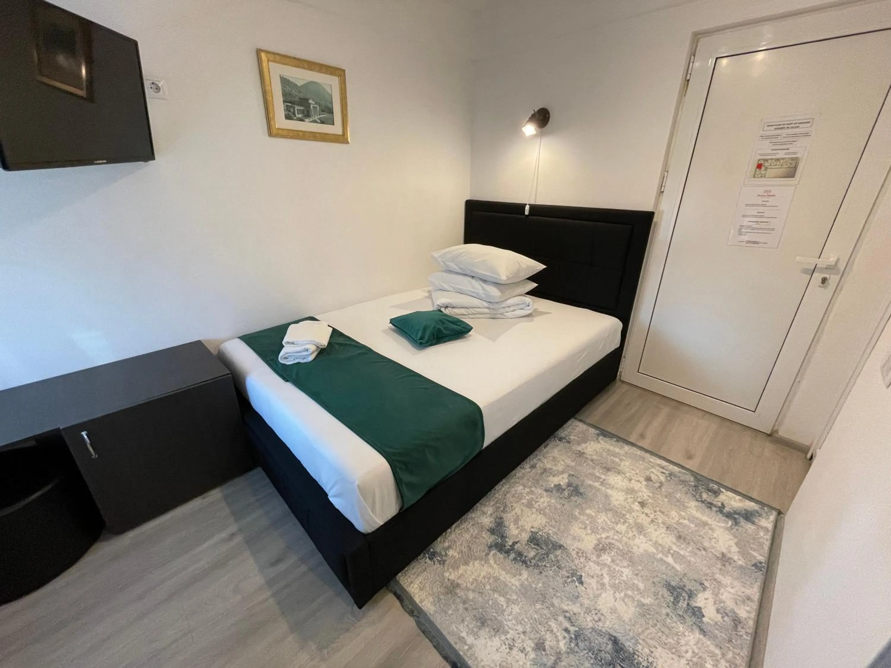 Bed in Pensiunea Pictorilor