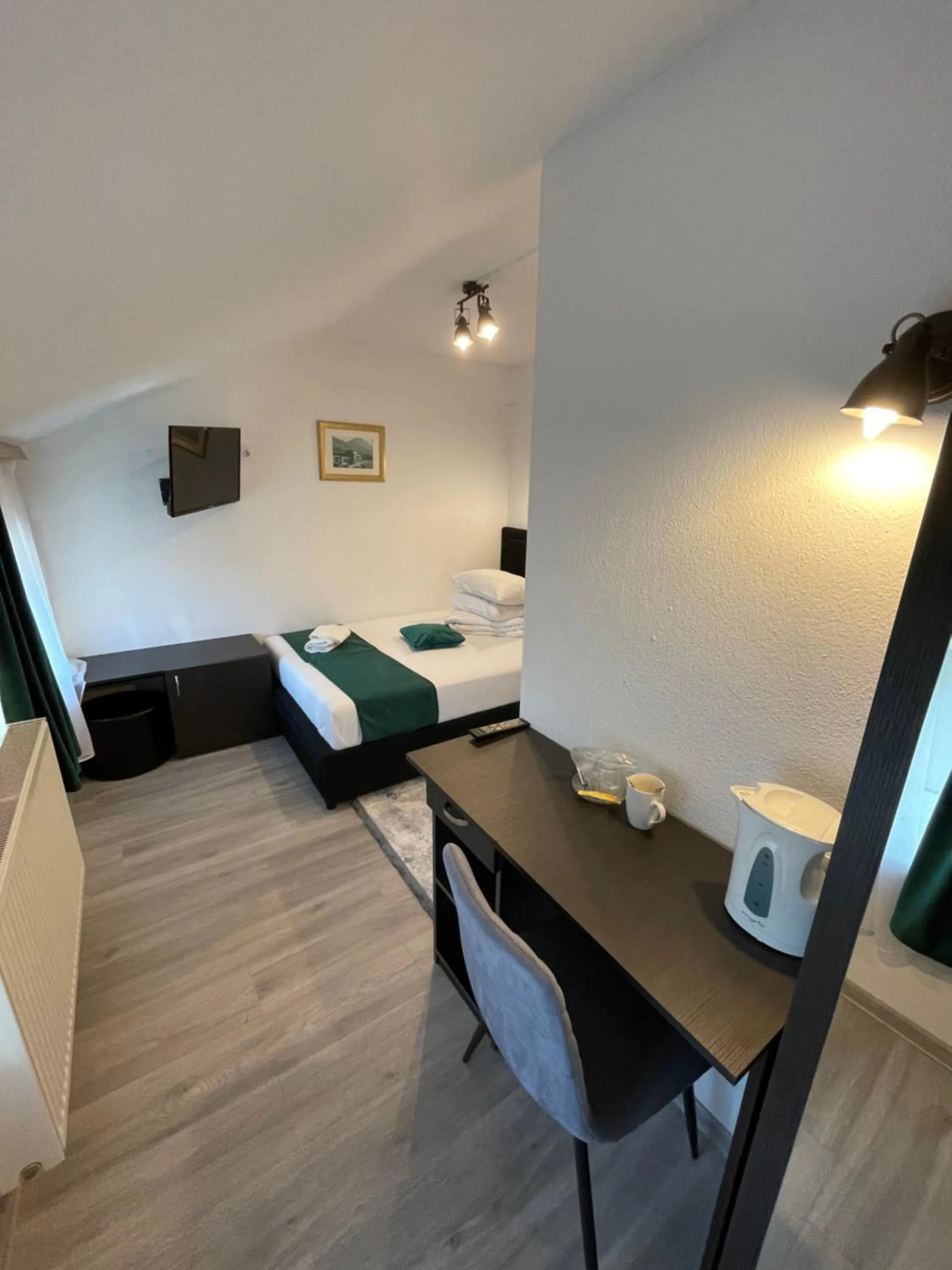 Bed in Pensiunea Pictorilor