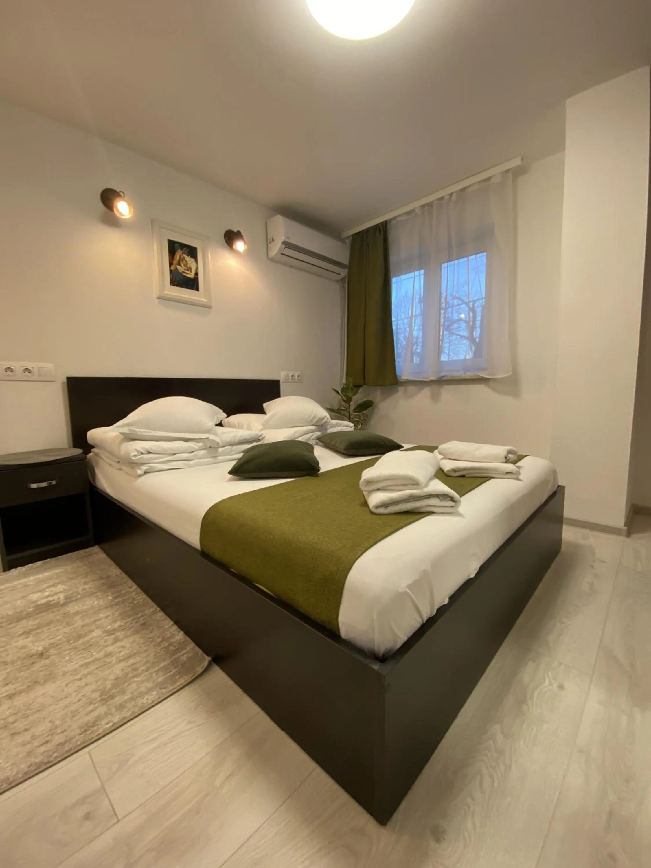 Bed in Pensiunea Pictorilor