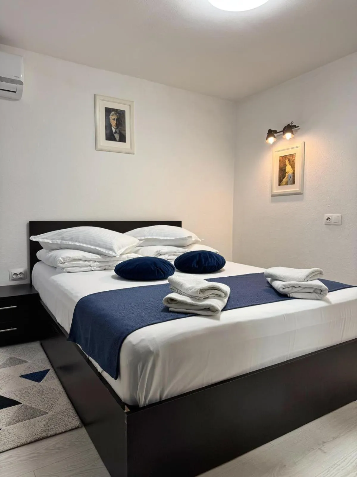 Bed in Pensiunea Pictorilor