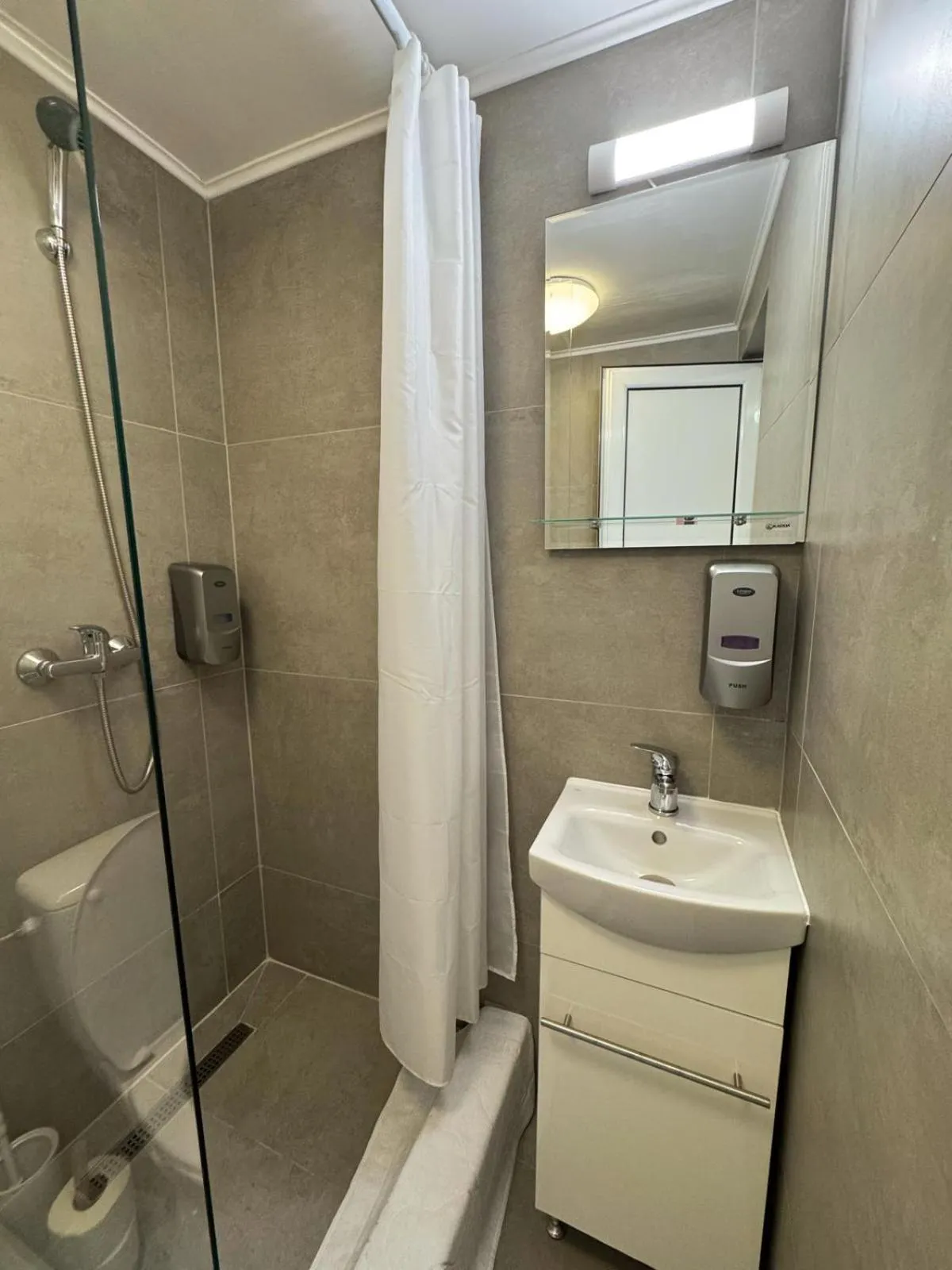 Shower in Pensiunea Pictorilor