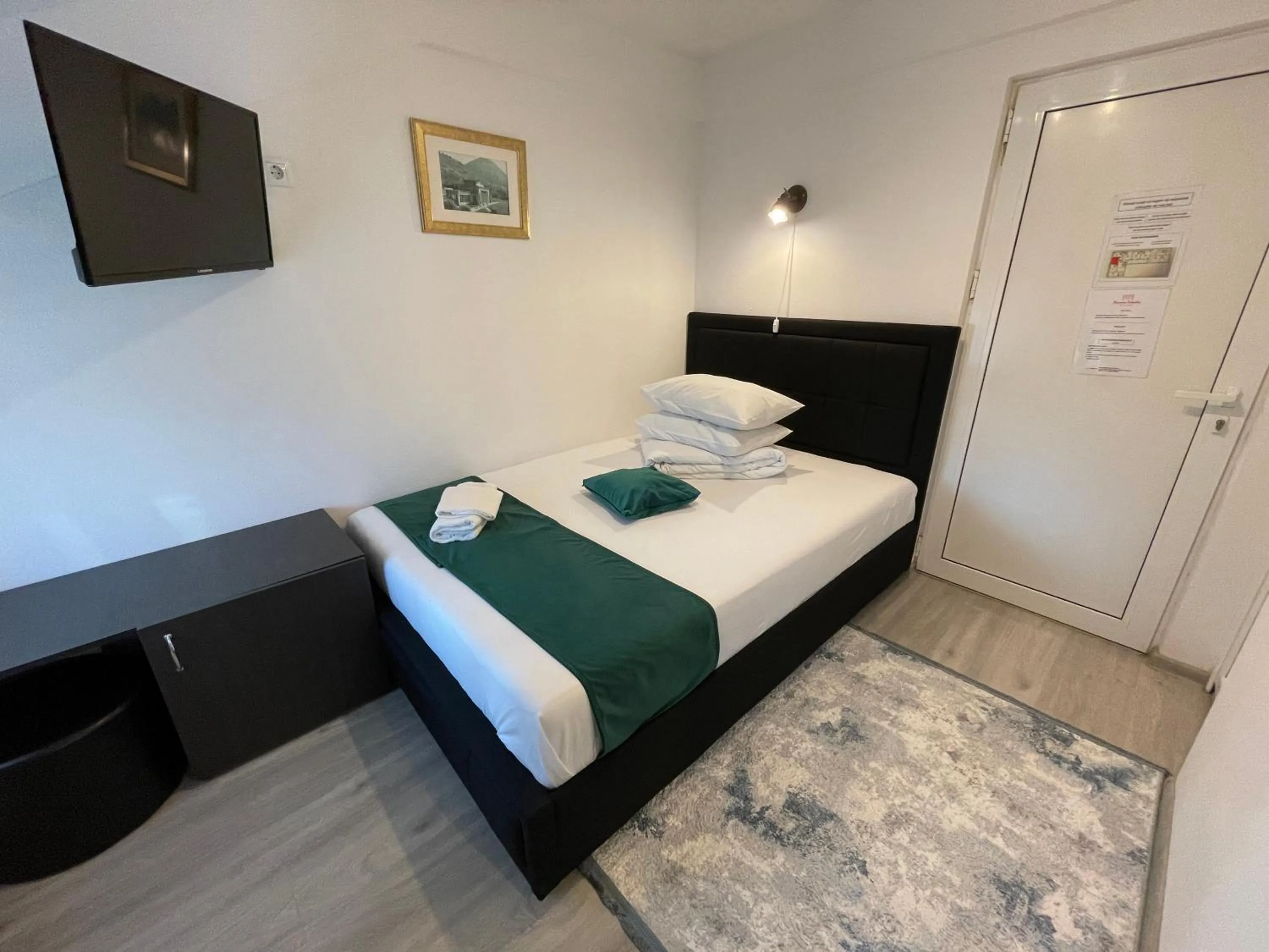 Bed in Pensiunea Pictorilor