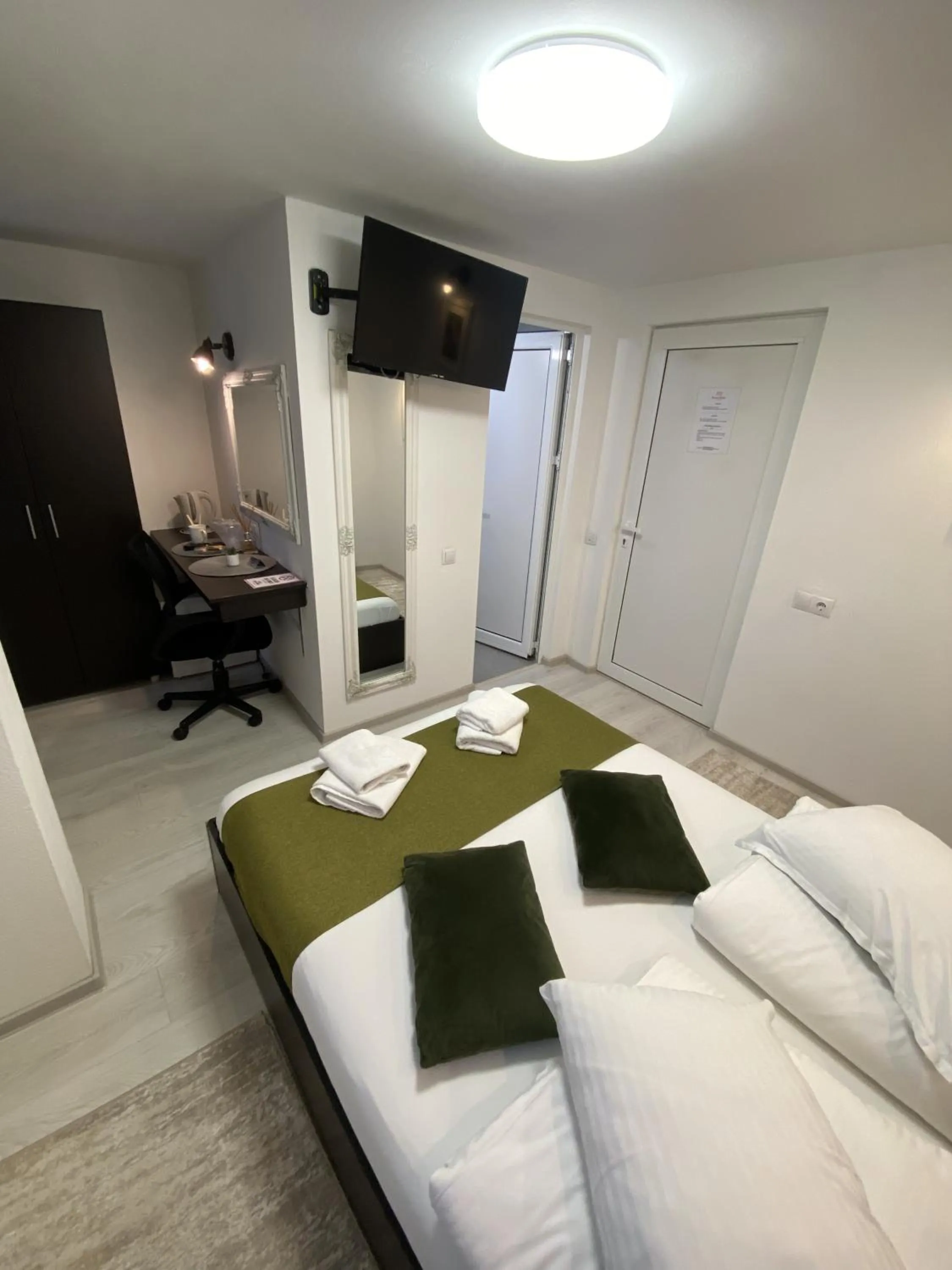 Bed in Pensiunea Pictorilor