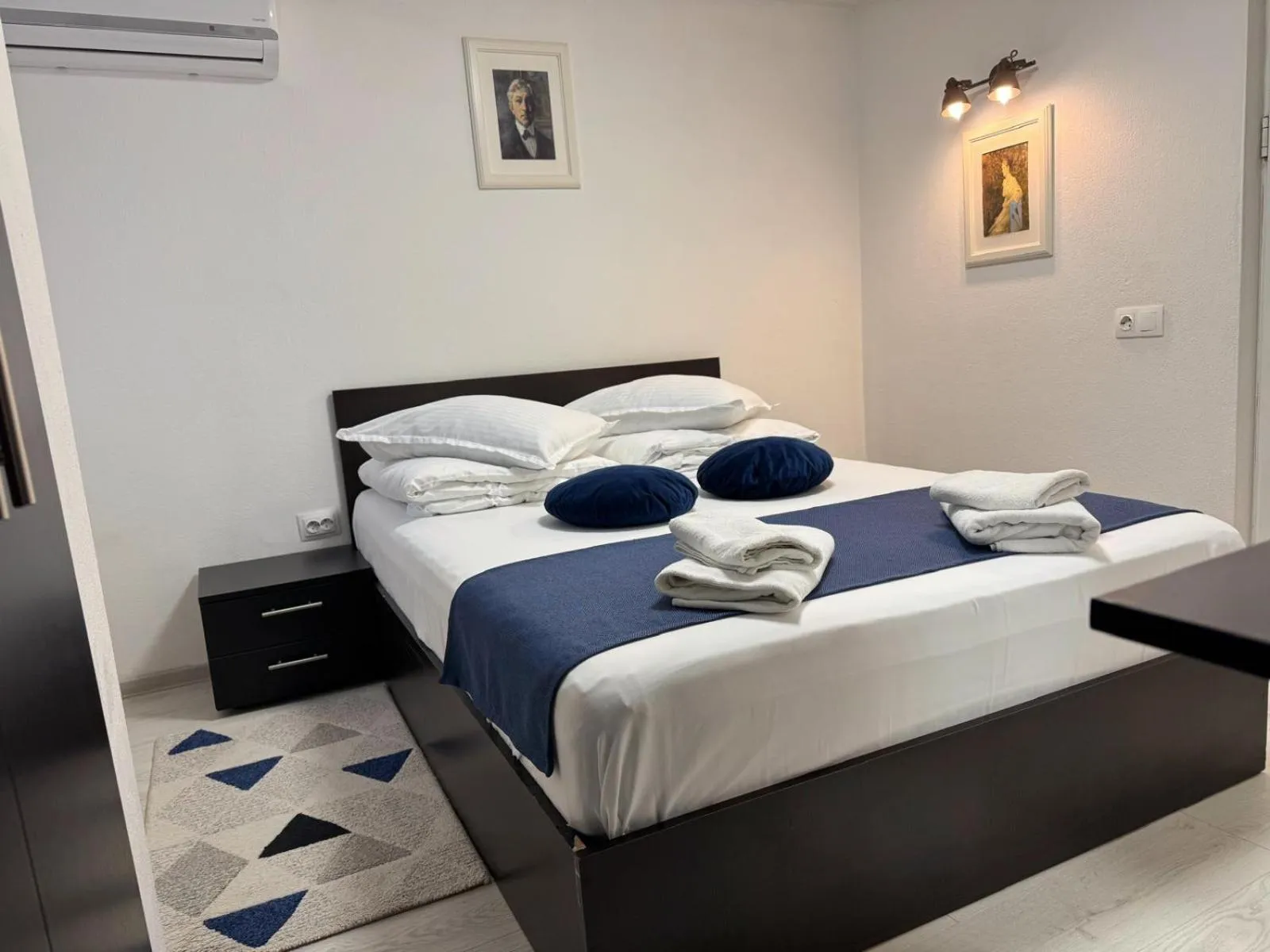 Bed in Pensiunea Pictorilor