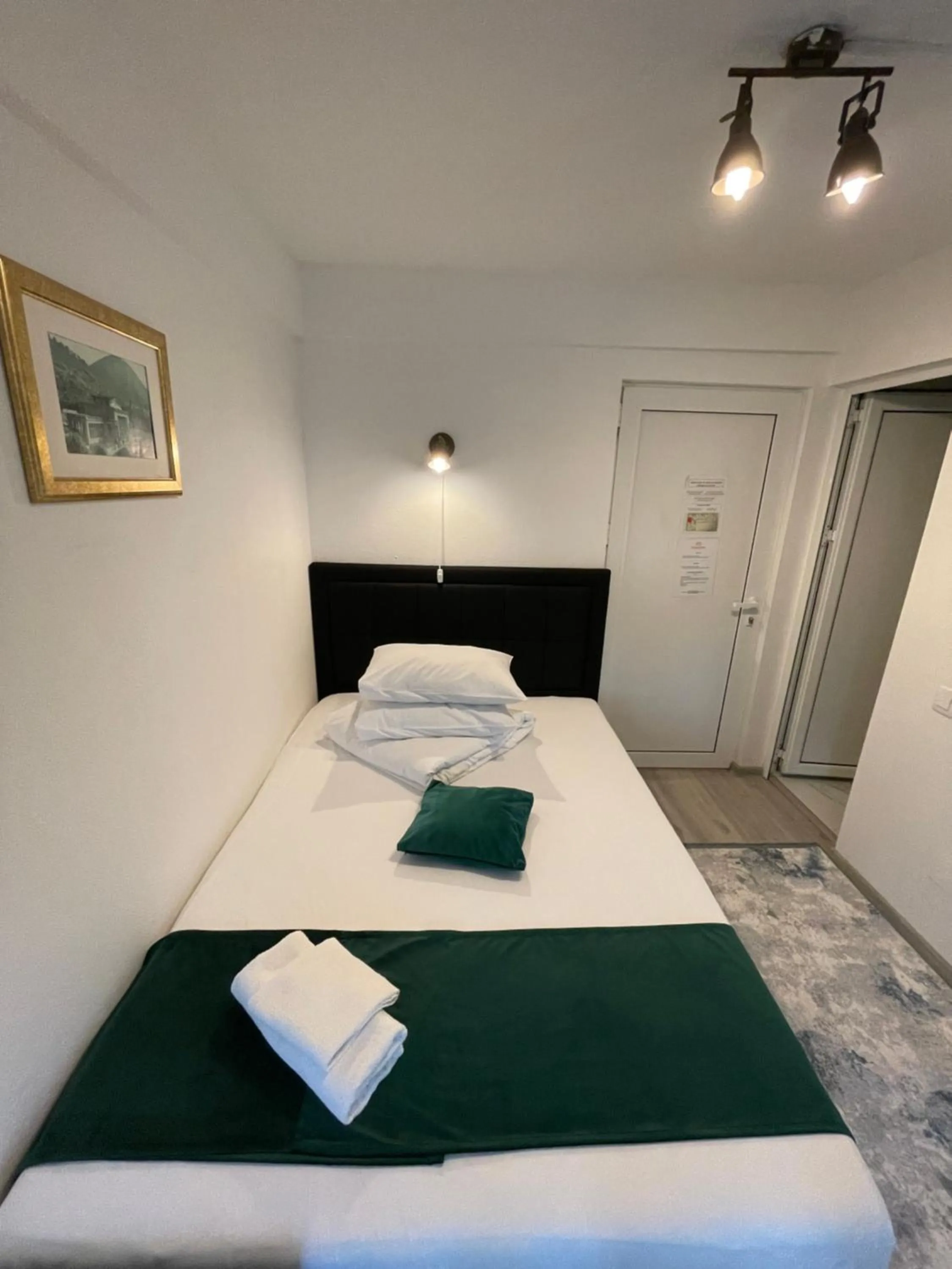 Bed in Pensiunea Pictorilor