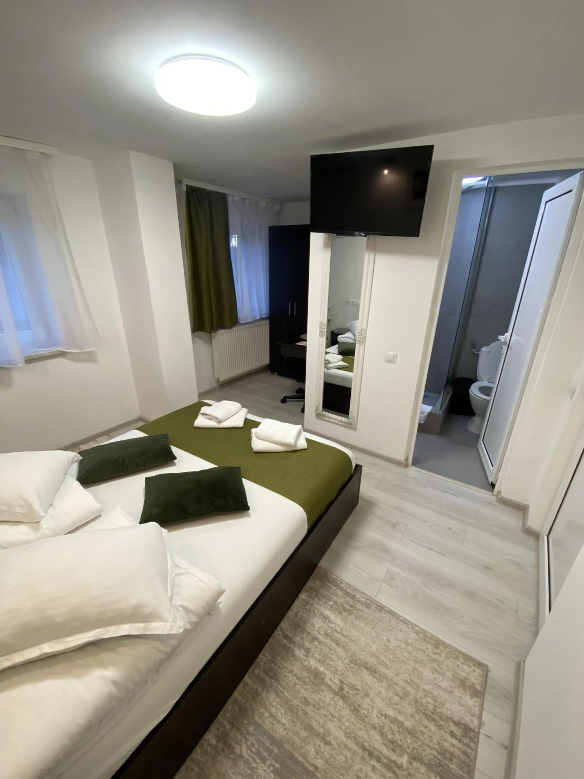 Photo of the whole room, Bed in Pensiunea Pictorilor