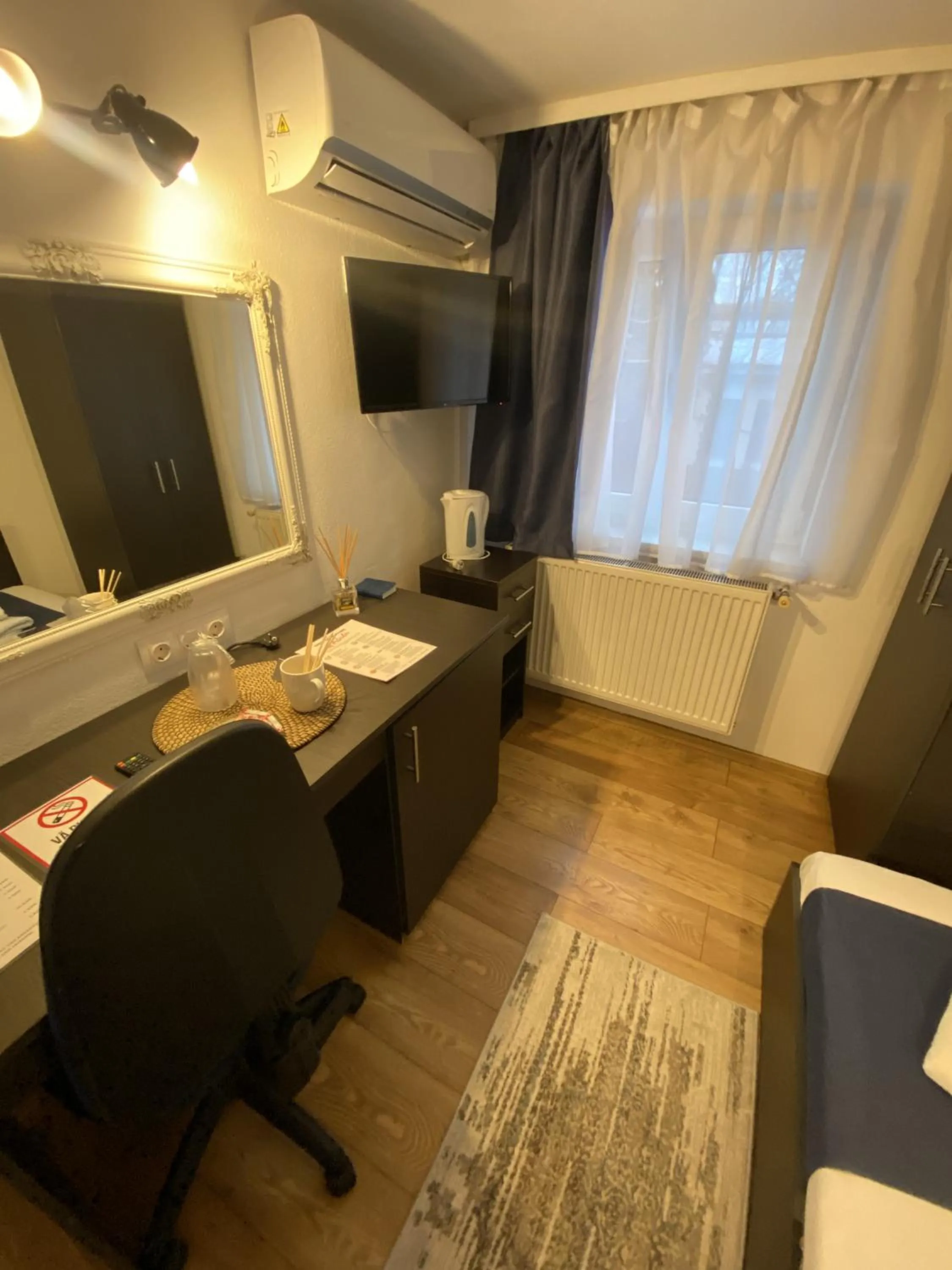 Photo of the whole room, Bed in Pensiunea Pictorilor