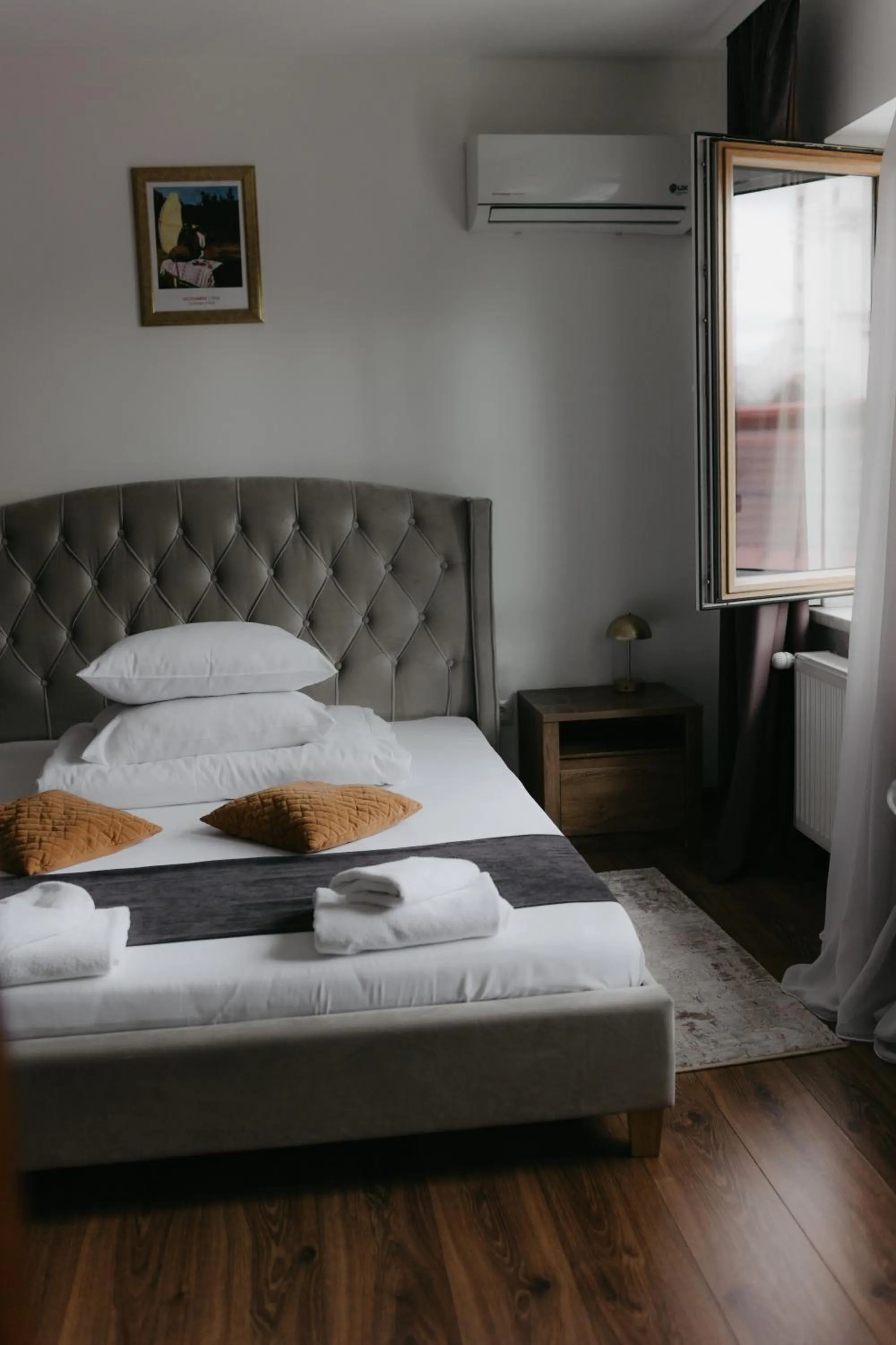 Bed in Pensiunea Pictorilor