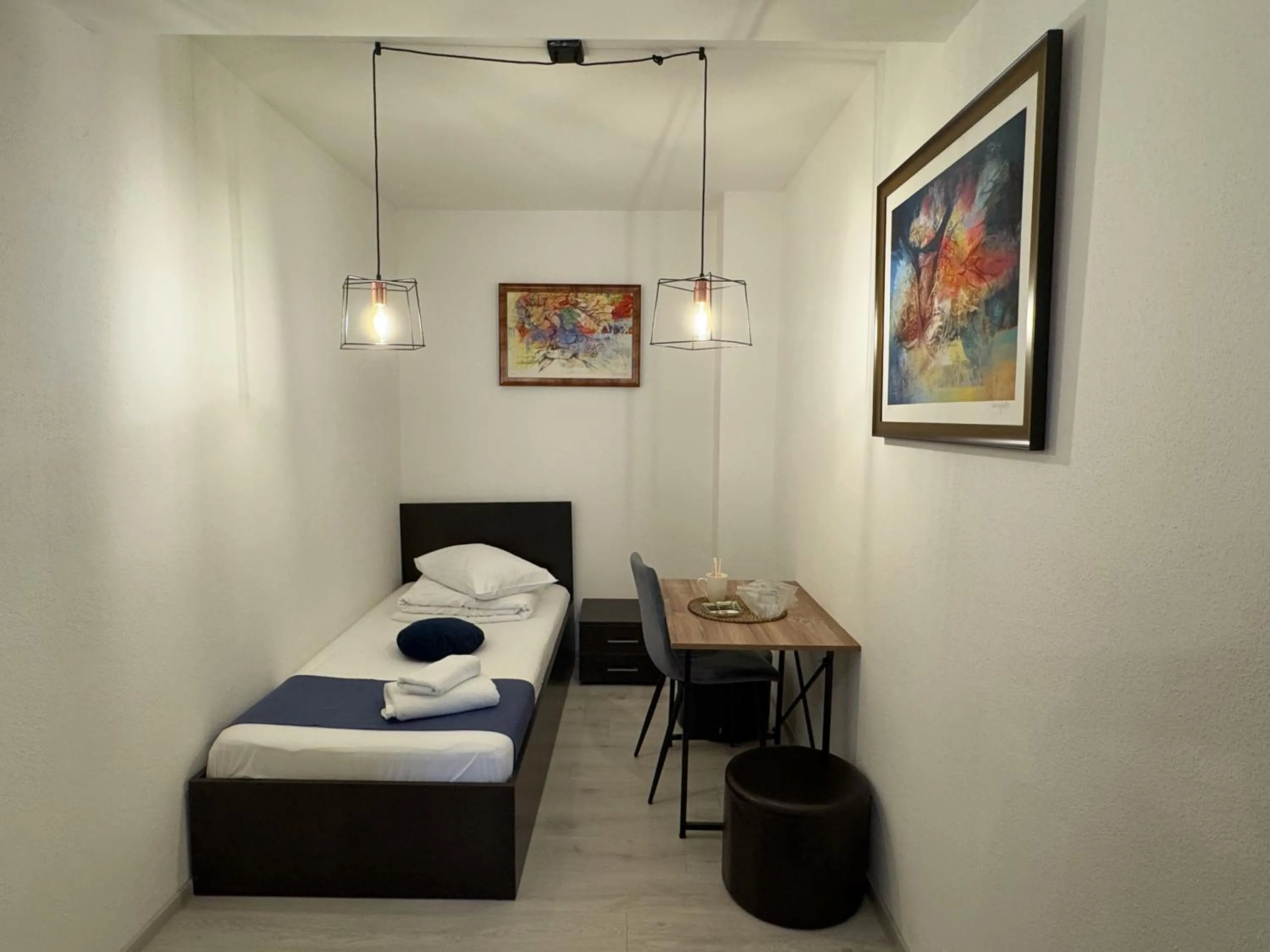 Bed in Pensiunea Pictorilor