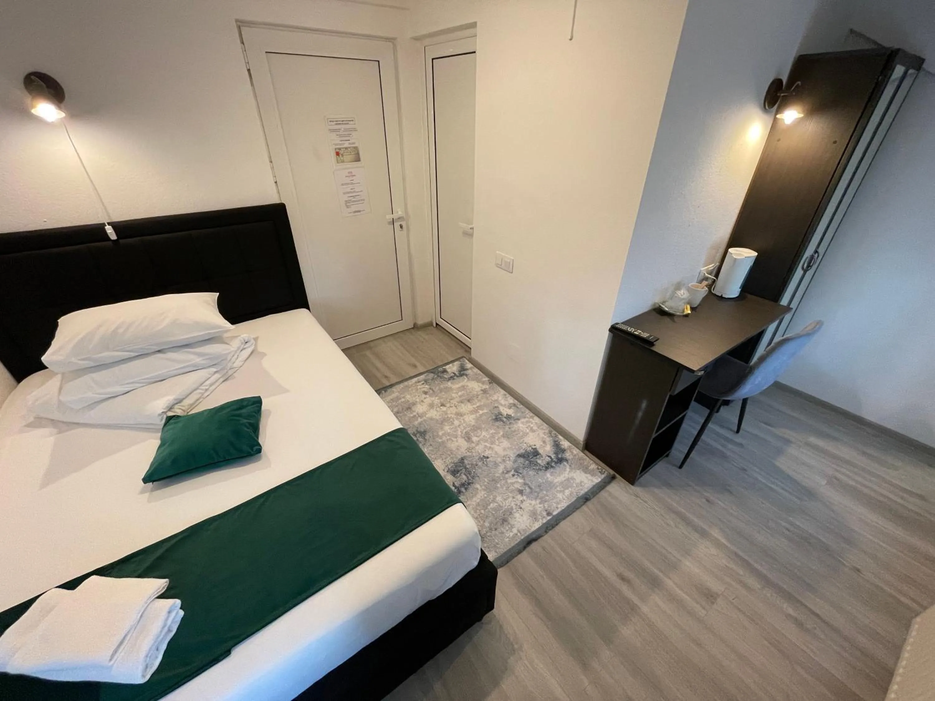 Photo of the whole room, Bed in Pensiunea Pictorilor