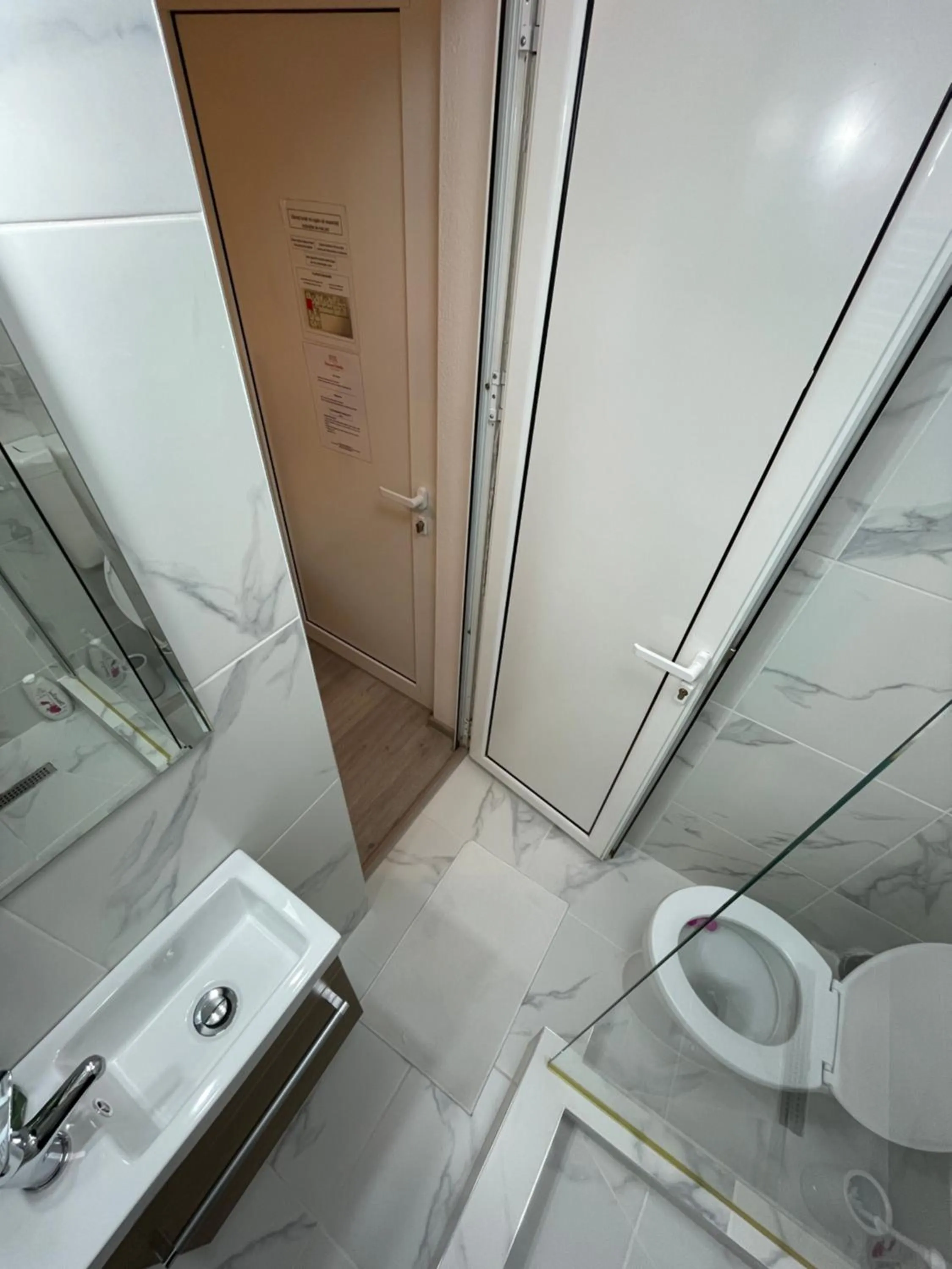 Shower in Pensiunea Pictorilor