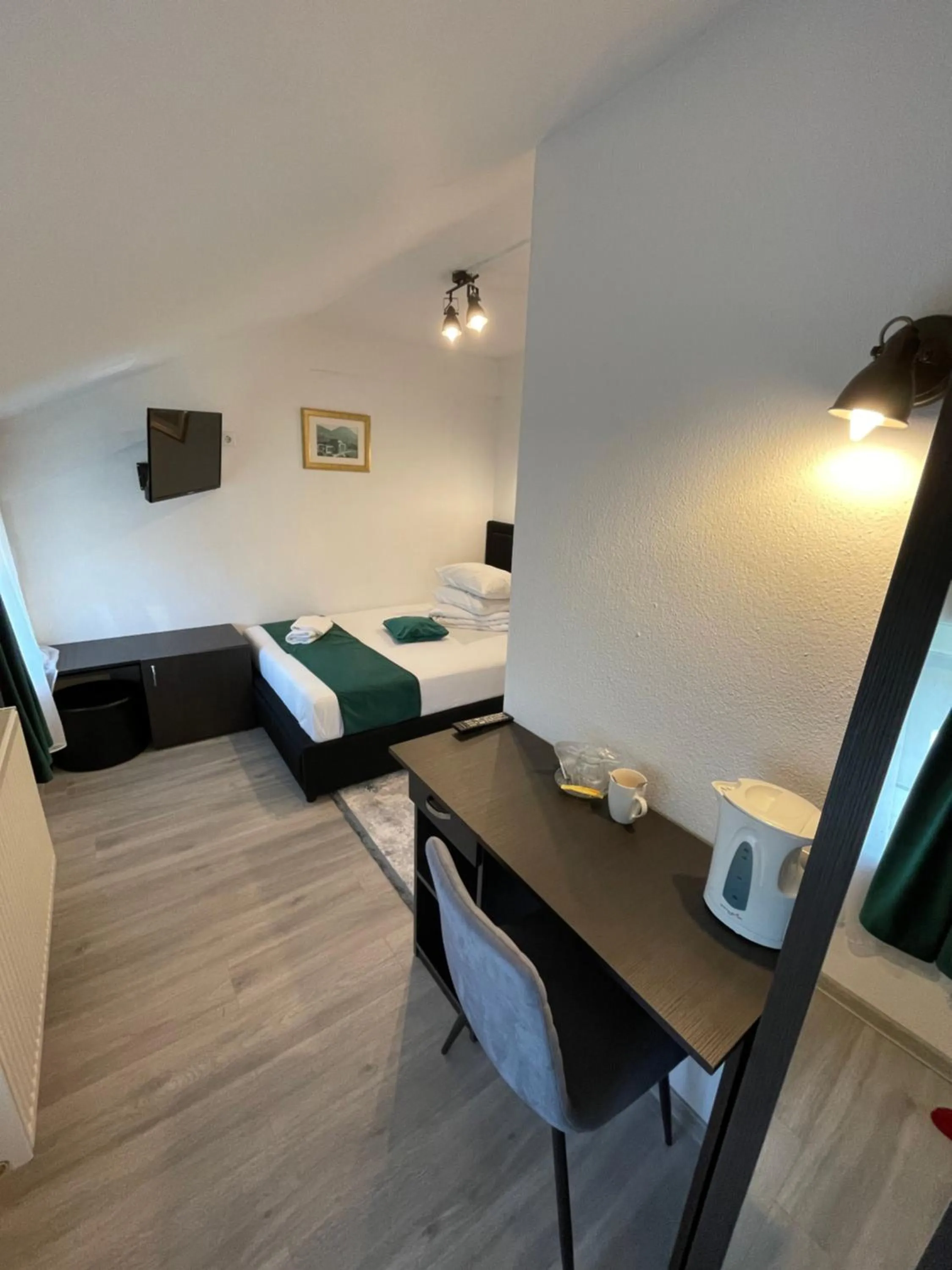 Bed in Pensiunea Pictorilor