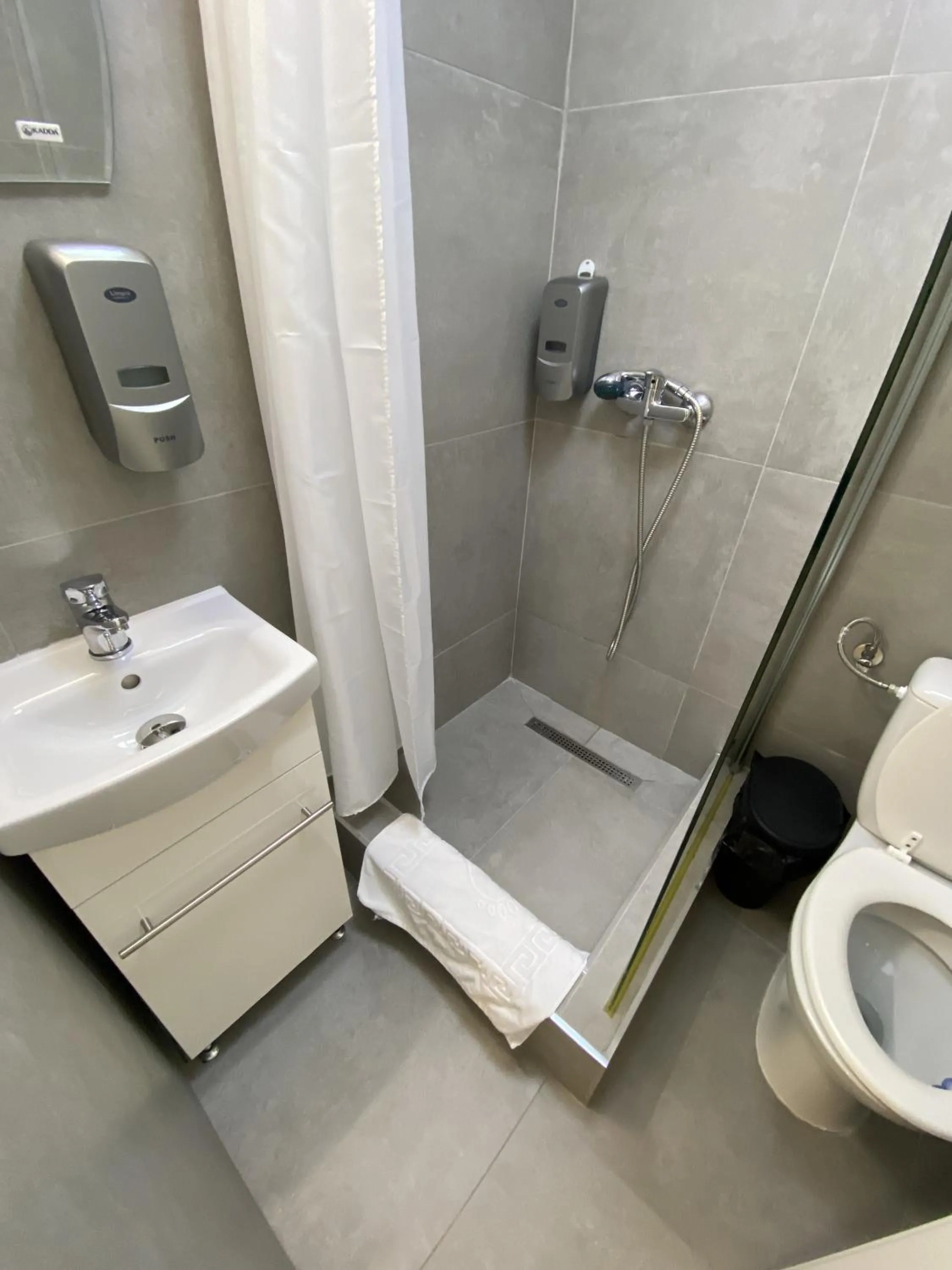 Shower in Pensiunea Pictorilor