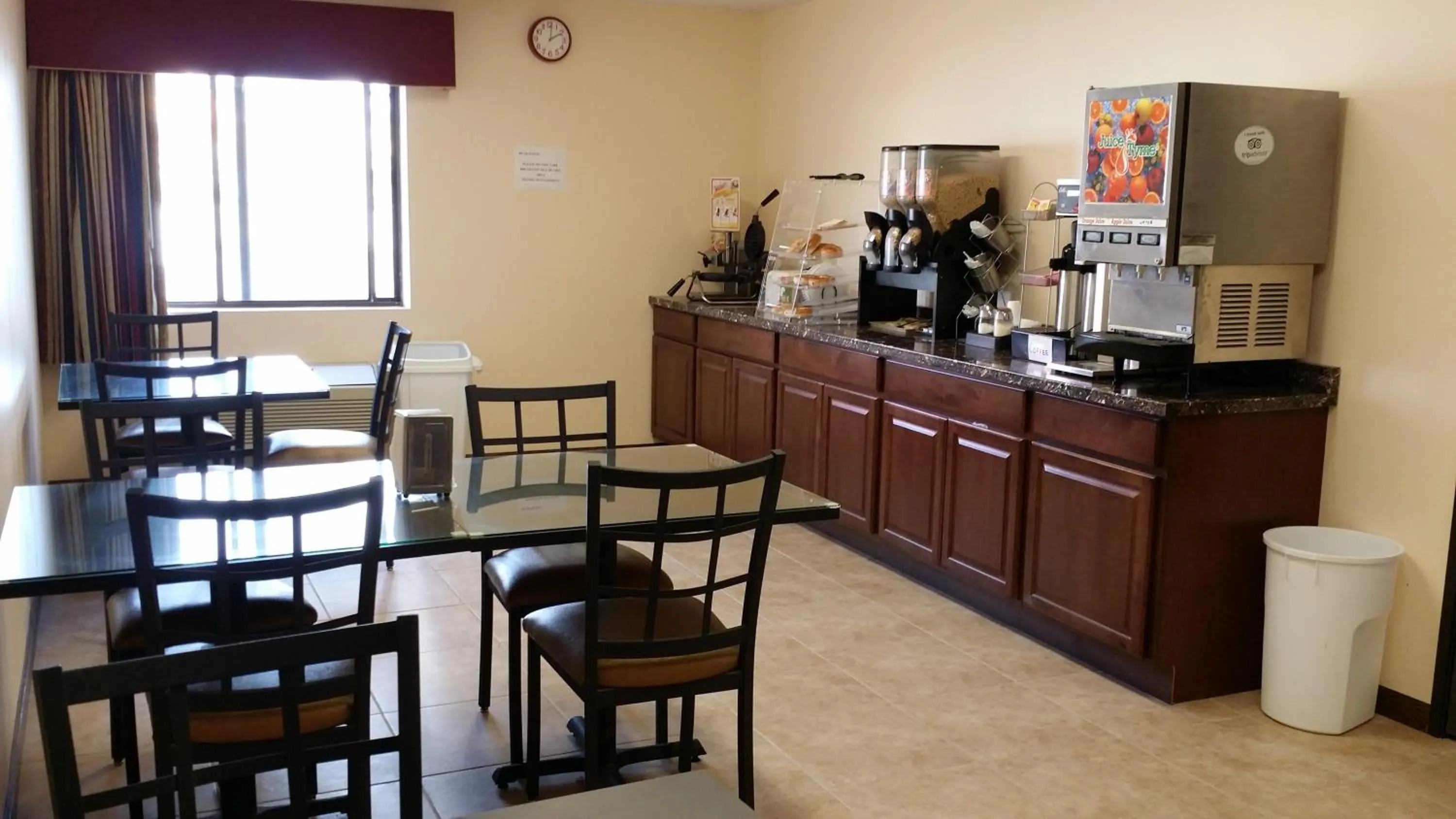 Coffee/tea facilities in Horizon Inn