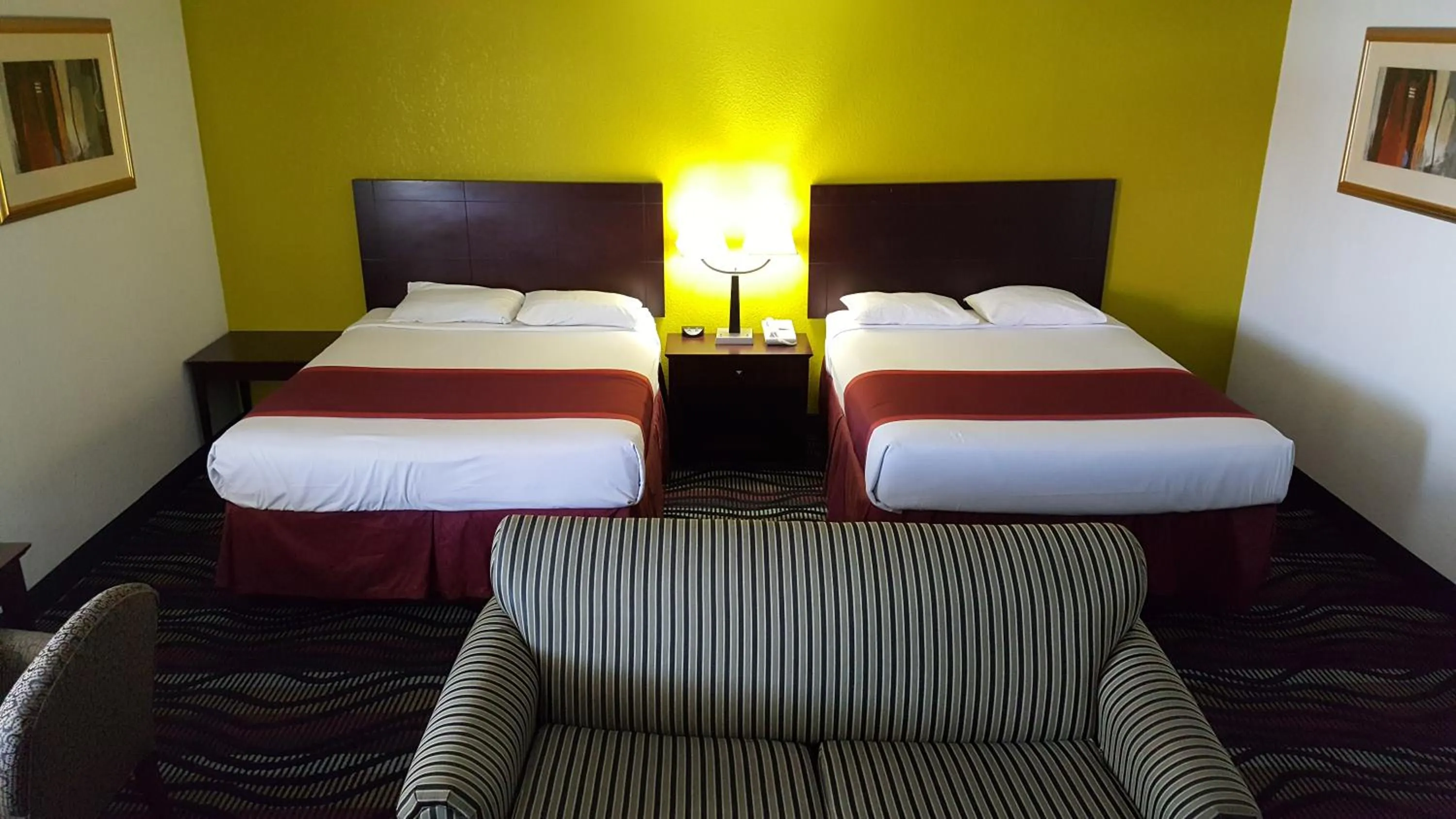 Bedroom, Bed in Horizon Inn