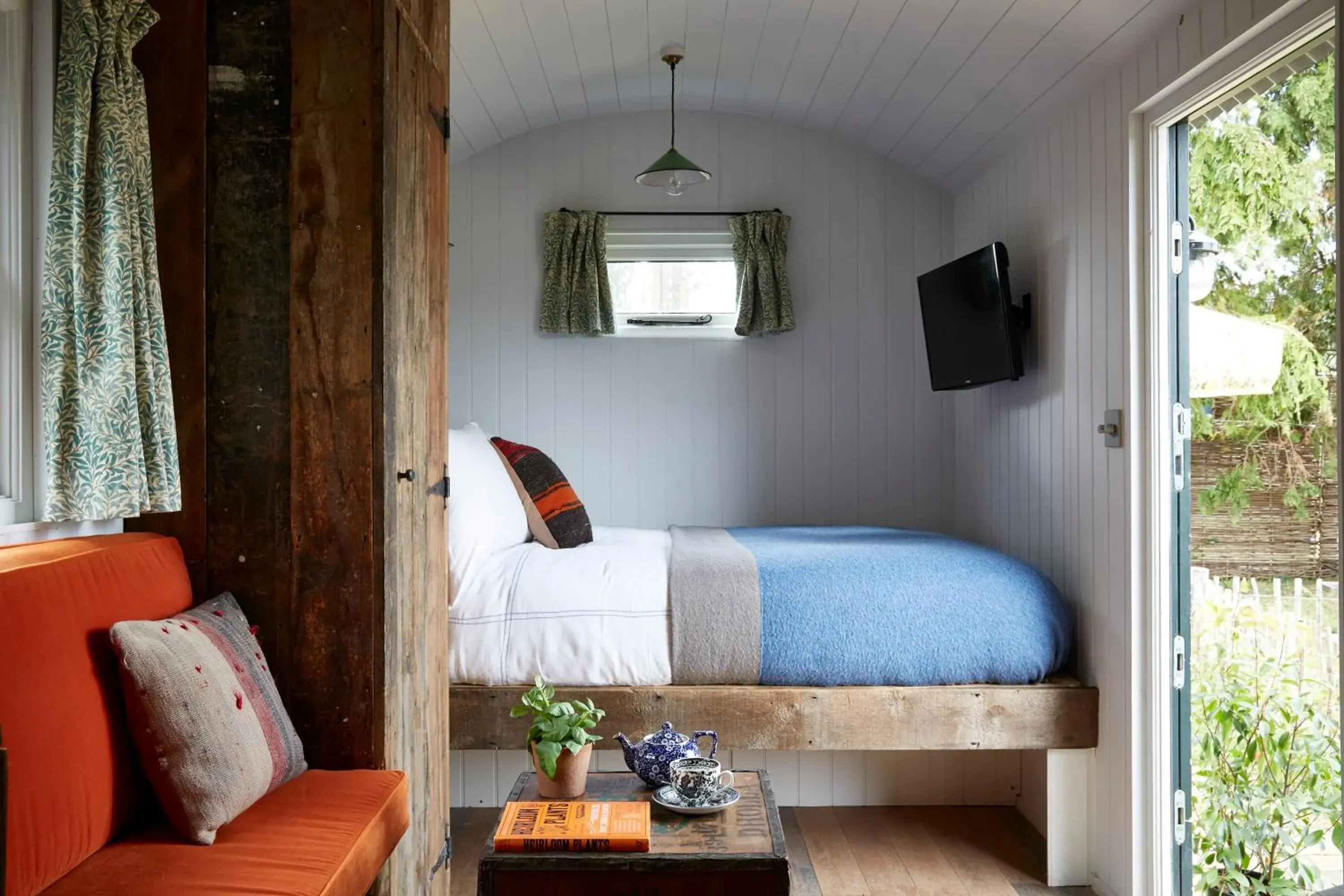 Shepherd's Hut in Artist Residence Oxfordshire Shepherd's Hut in Artist Residence Oxfordshire