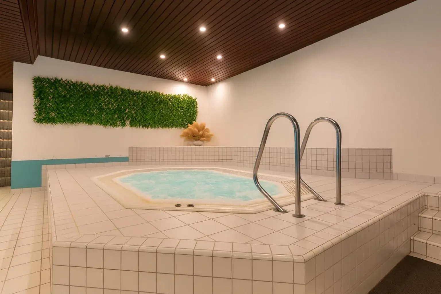 Swimming pool in Hotel Serpiano Swimming pool in Hotel Serpiano