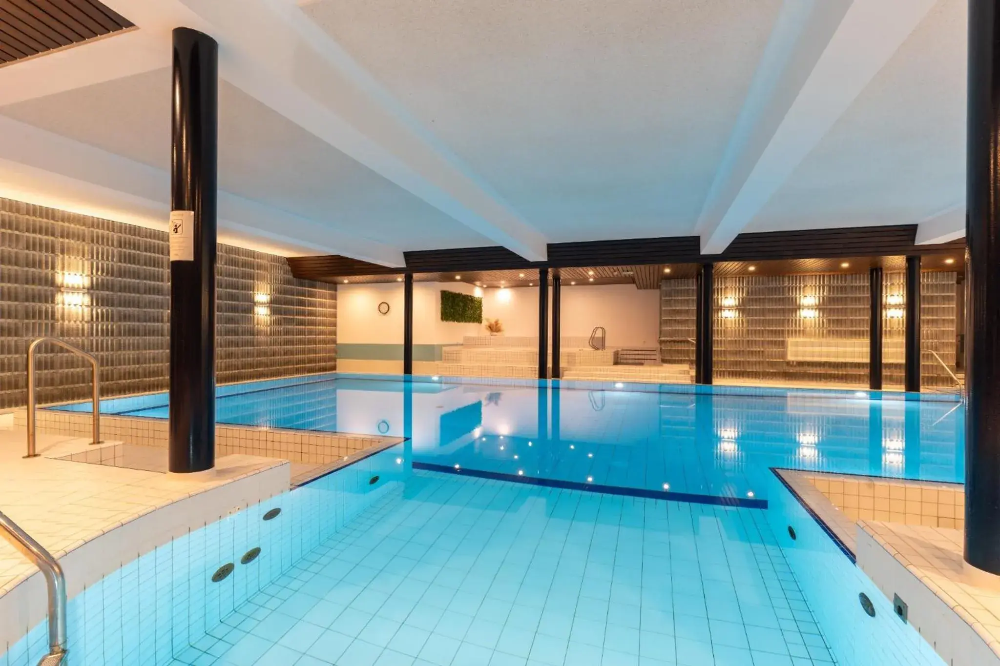 Swimming pool in Hotel Serpiano Swimming pool in Hotel Serpiano