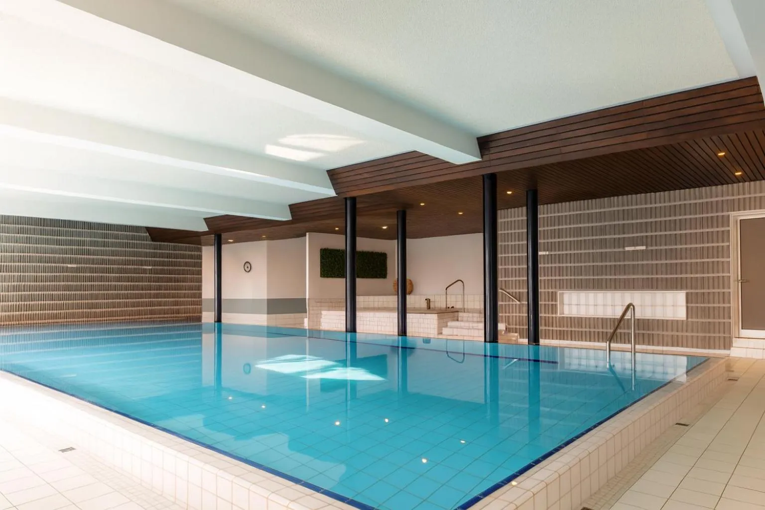 Swimming pool in Hotel Serpiano