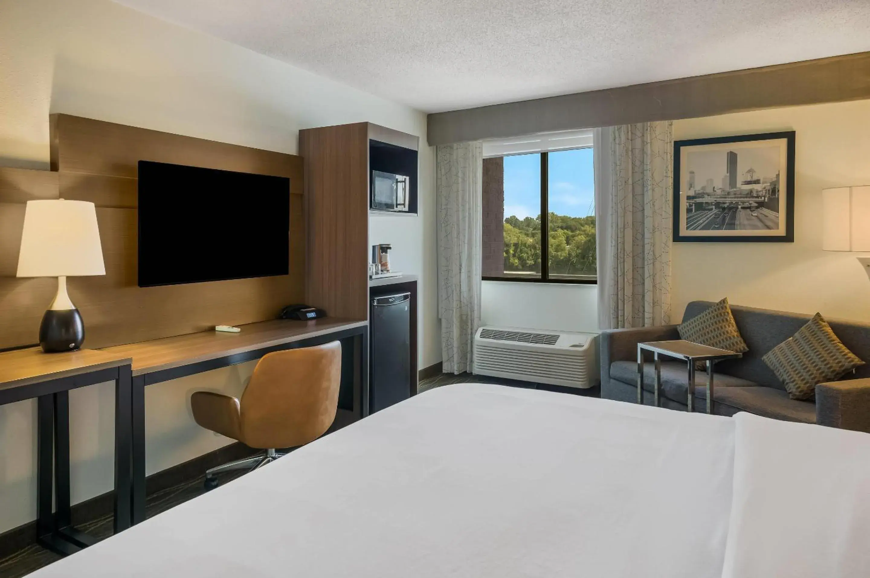 Living room, Bed in Radisson Hotel Grand Rapids Riverfront Living room, Bed in Radisson Hotel Grand Rapids Riverfront