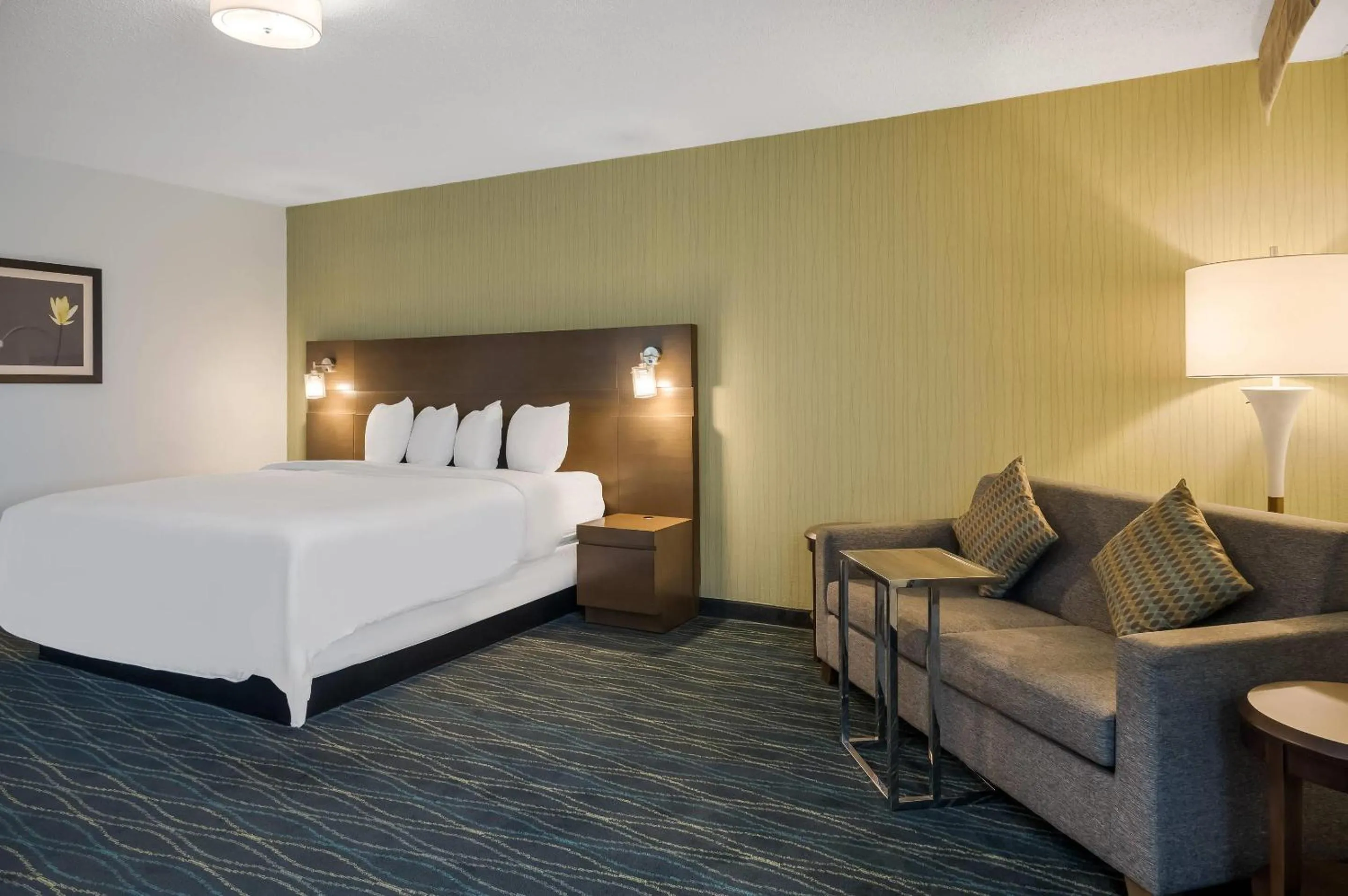 Bedroom, Bed in Radisson Hotel Grand Rapids Riverfront