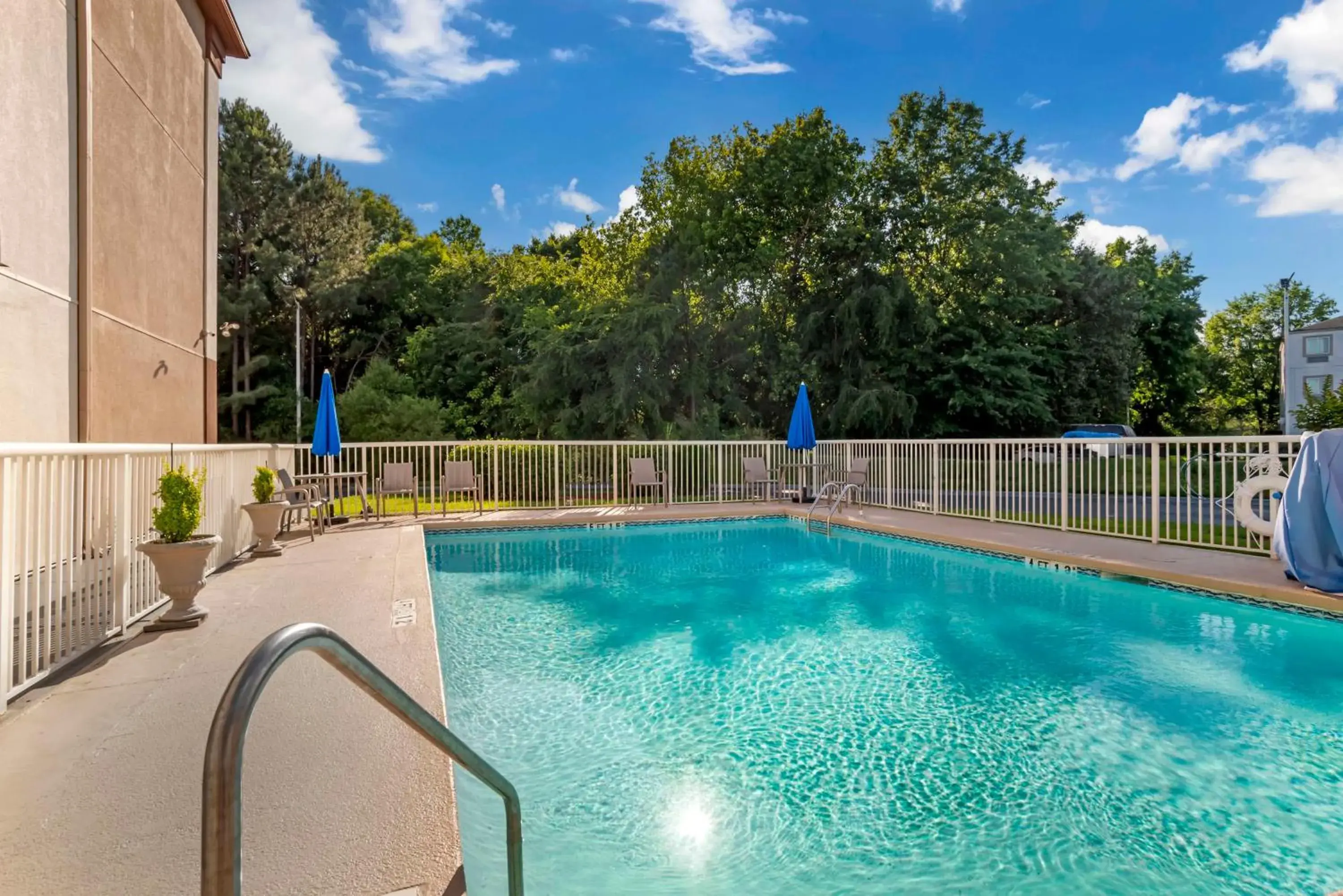 Pool view in Best Western Carowinds Pool view in Best Western Carowinds