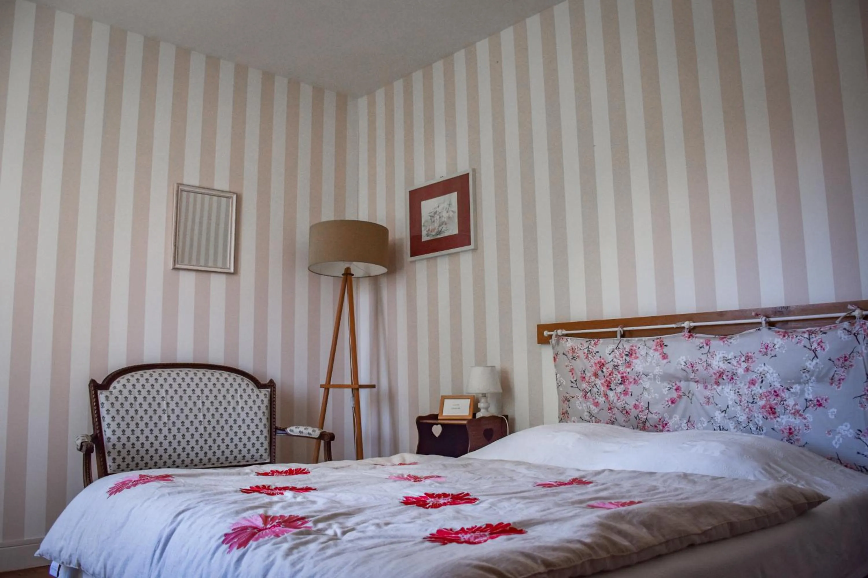 Photo of the whole room, Bed in Utah Beach Chambre hote